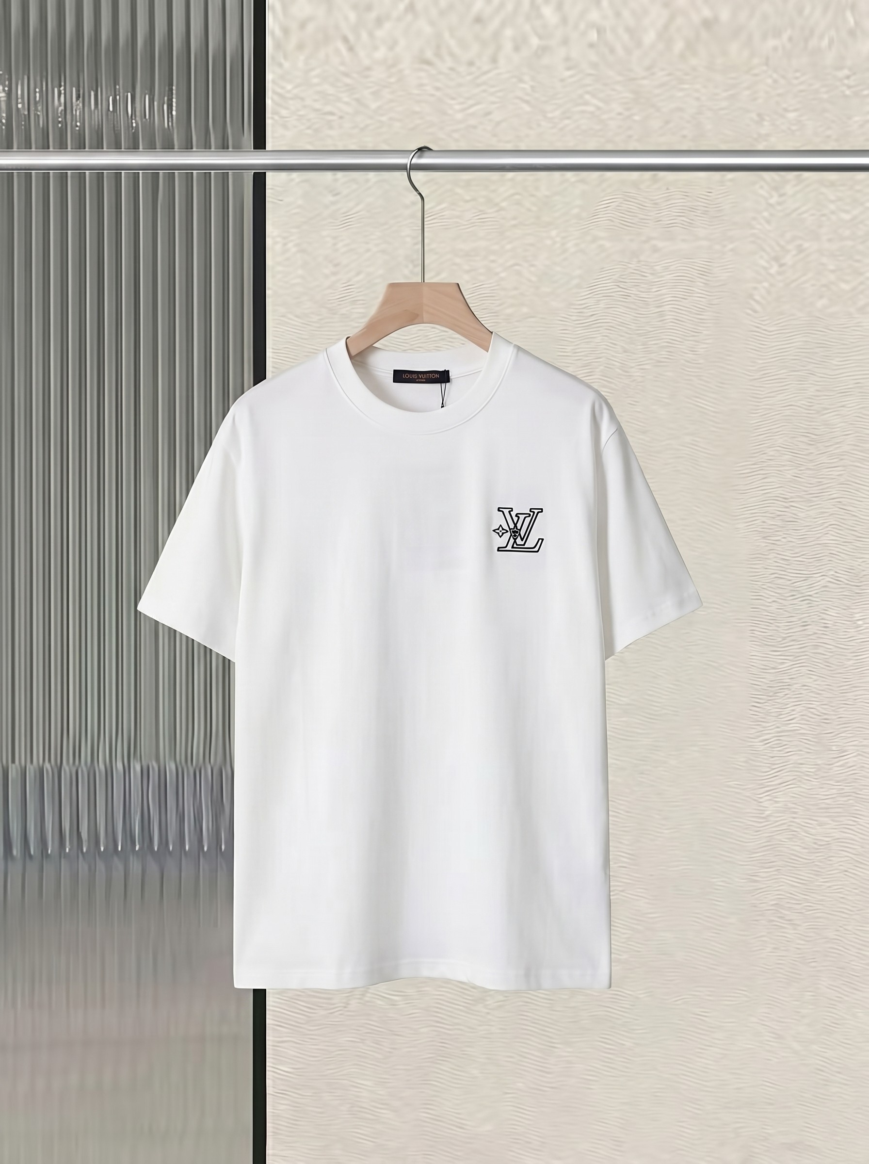 P80 Louis Vuitton 路易 万针LoGo 刺绣 280g纯棉短袖 1:1原版开模 ZP开发 完美还原原版 大厂制作 精细走线做工 顶级工艺 -领标 吊牌 水洗 包装 定制全套辅料📎 -不挑年龄 不挑身材 不挑性别 情侣百搭…