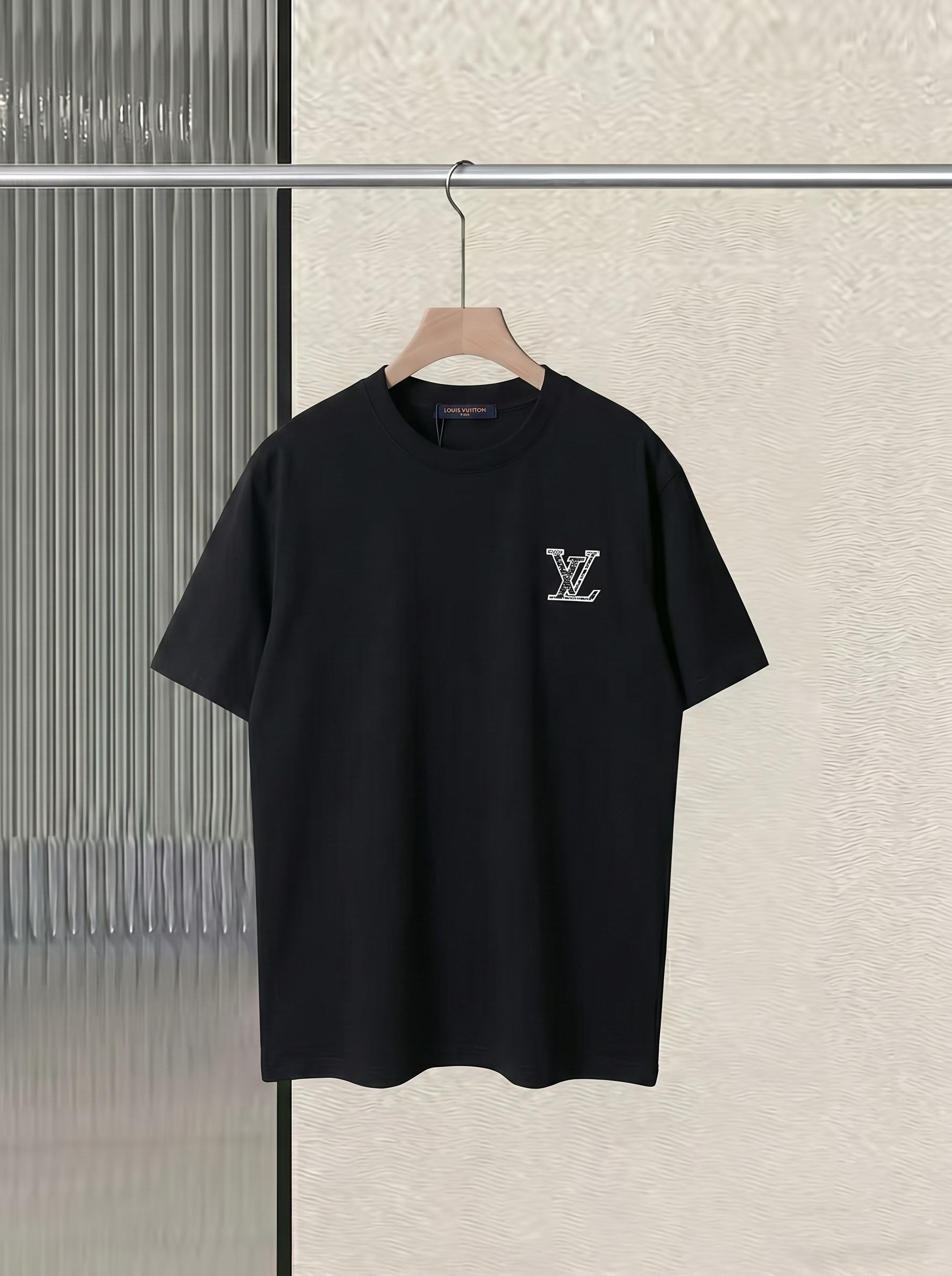 P80 Louis Vuitton 路易 万针刺绣LoGo 280g纯棉短袖 1:1原版开模 ZP开发 完美还原原版 大厂制作 精细走线做工 顶级工艺 -领标 吊牌 水洗 包装 定制全套辅料📎 -不挑年龄 不挑身材 不挑性别 情侣百搭款…