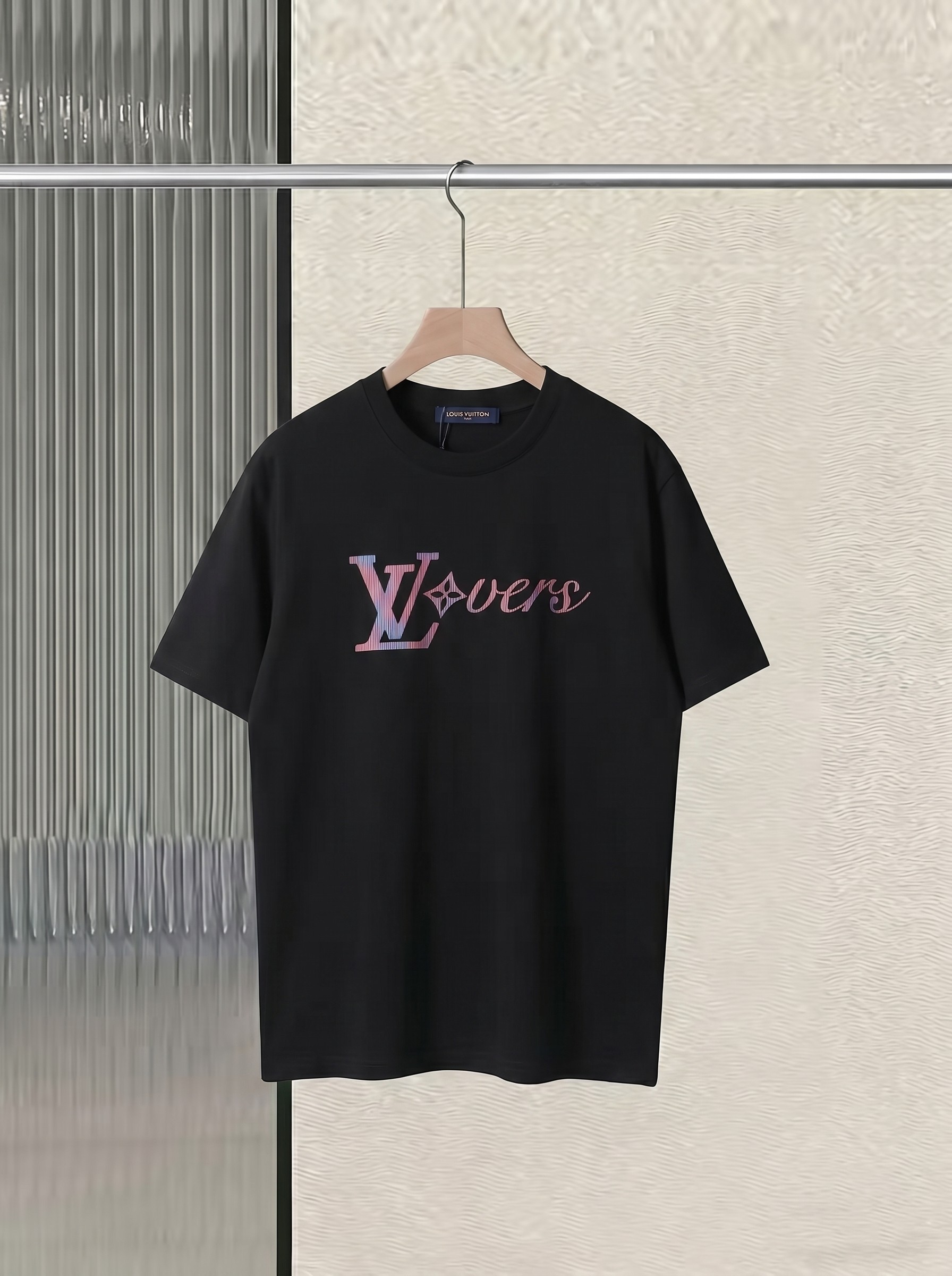 P80 Louis Vuitton 路易 喷墨印花logo 280g纯棉短袖 1:1原版开模 ZP开发 完美还原原版 大厂制作 精细走线做工 顶级工艺 -领标 吊牌 水洗 包装 定制全套辅料📎 -不挑年龄 不挑身材 不挑性别 情侣百搭款…