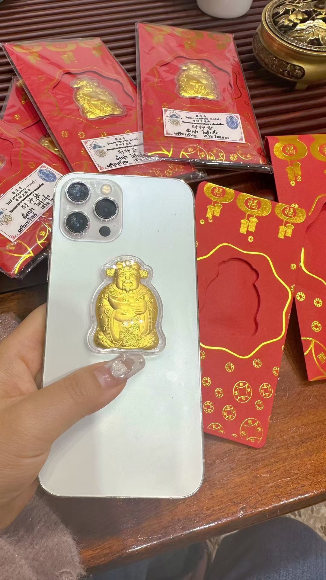 it can be carried inside a wallet or smartphone case - Comprehensive 8