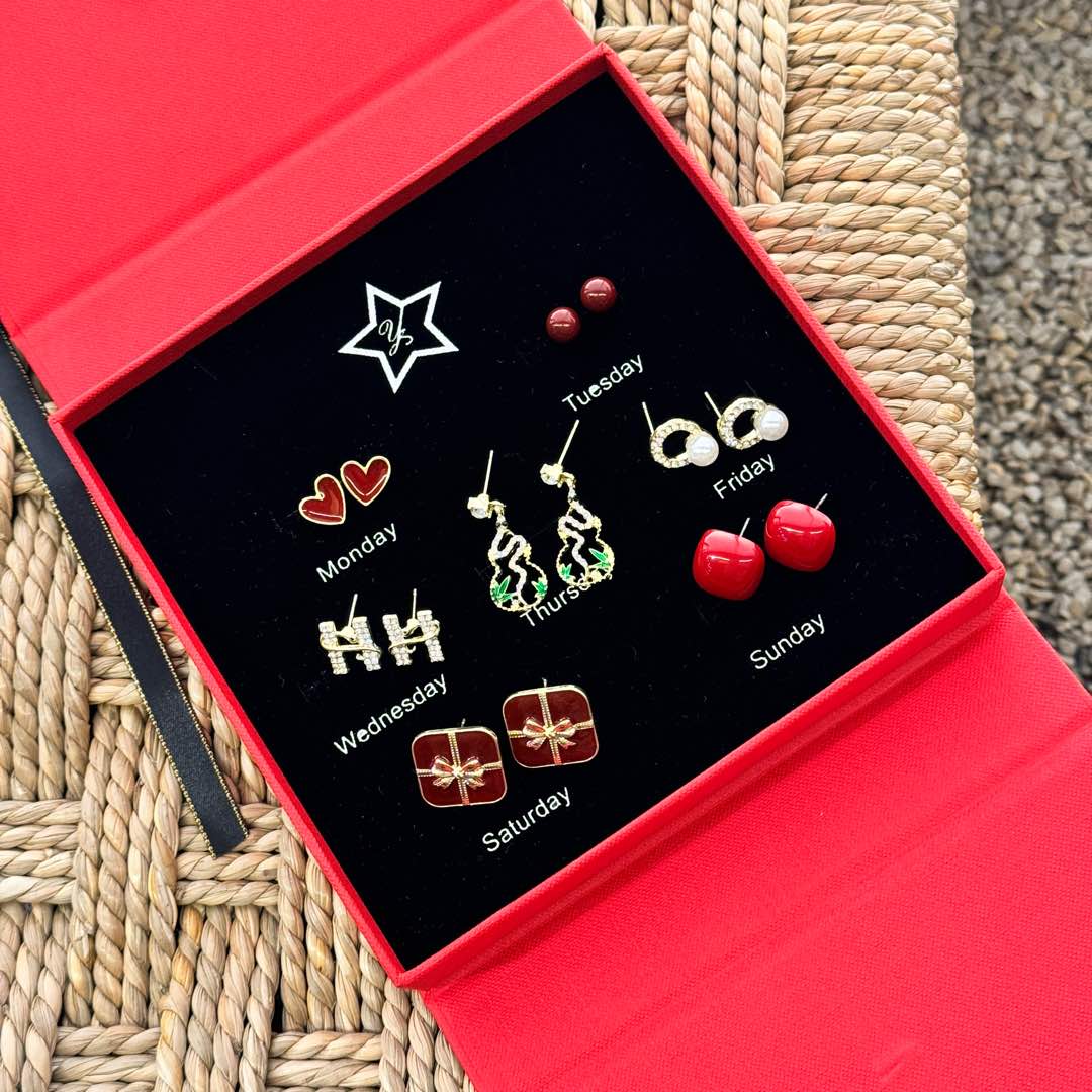 thoughtful earring combinationAt first glance, the glitter looks really - Jewelry 3
