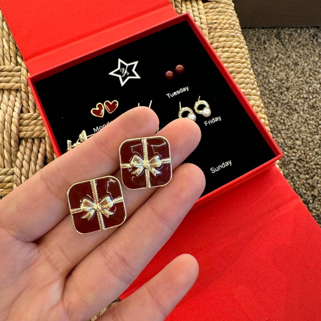 thoughtful earring combinationAt first glance, the glitter looks really - Jewelry 6
