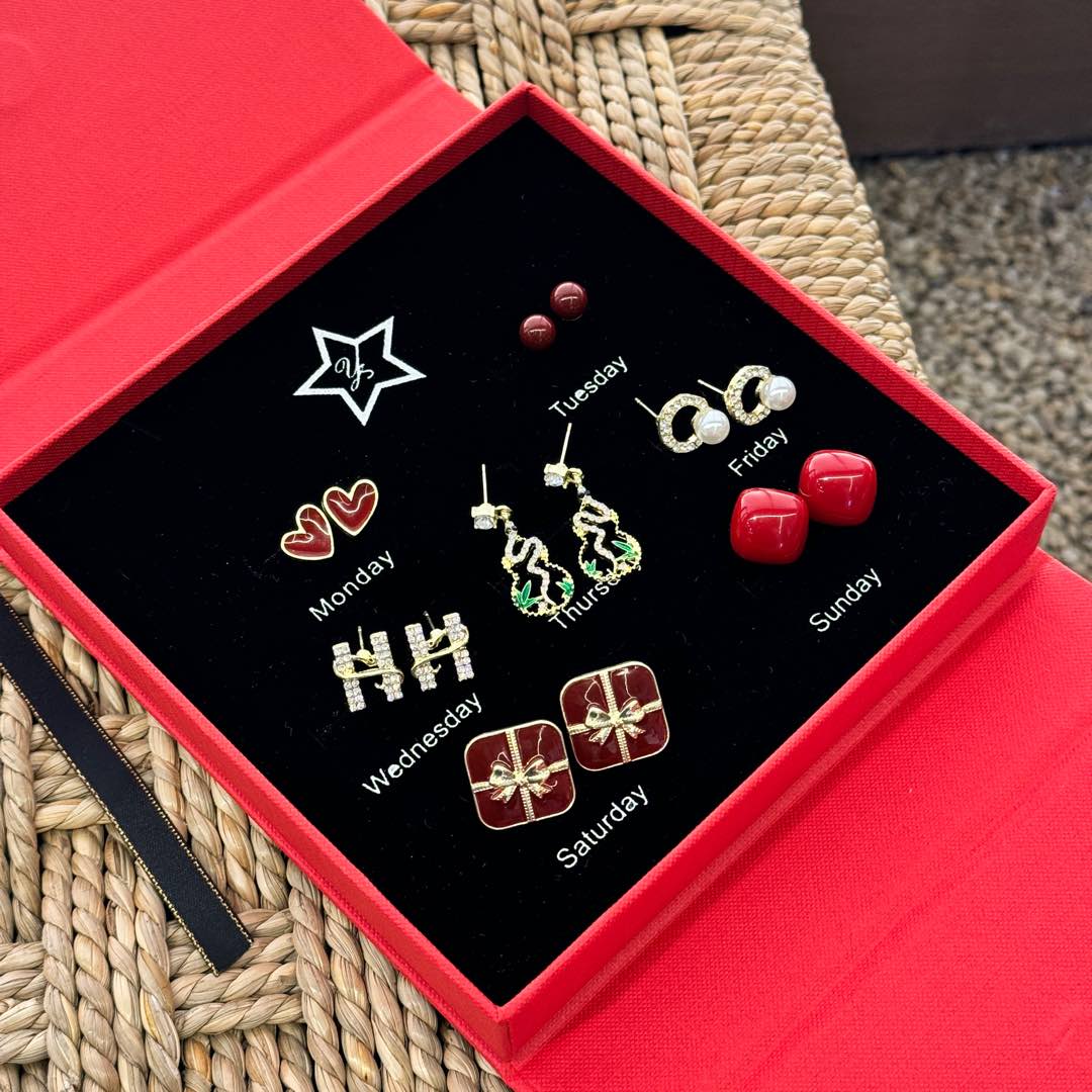 thoughtful earring combinationAt first glance, the glitter looks really - Jewelry 2