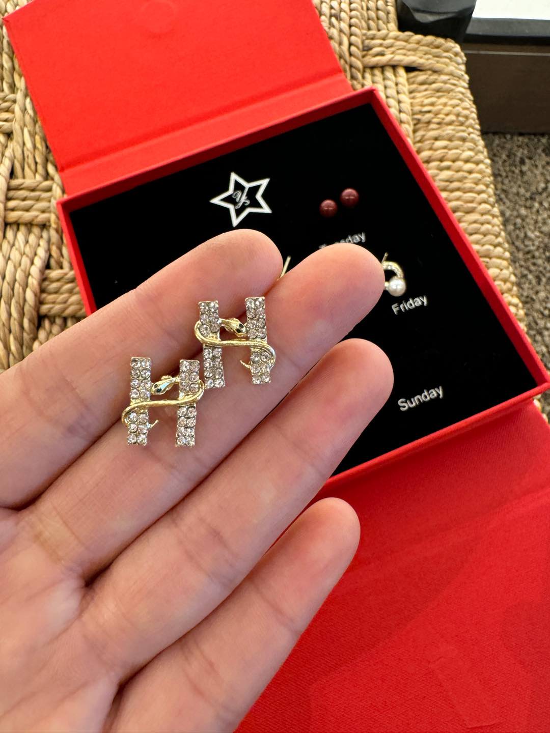 thoughtful earring combinationAt first glance, the glitter looks really - Jewelry 7