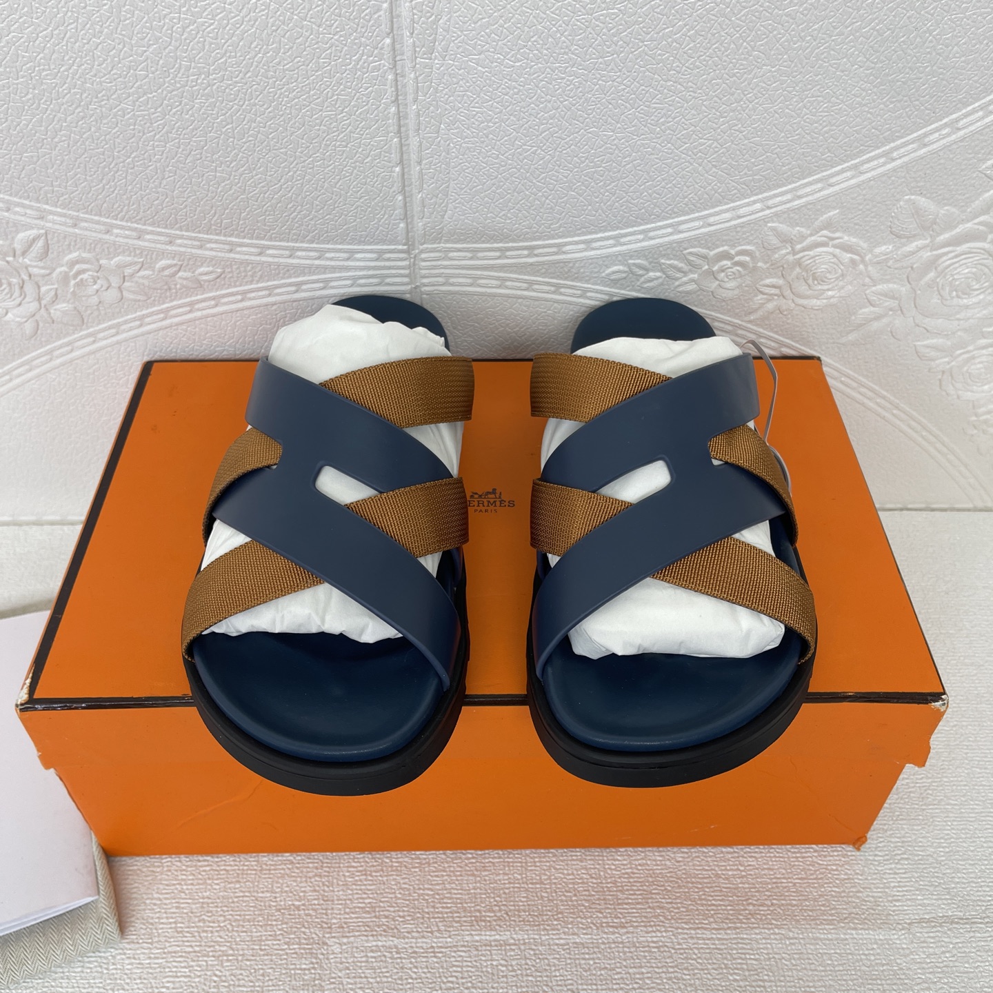 NO:222810,H* Hermes Second Uncle upgraded version of the popular fabrics this year are all bare feet or worn with one wear! Fabric: cowhide Inner: genuine leather, foot pad: imported sheepskin Sole: original molded tu sole wear-resistant, soft and comfortable Size: 35-39 (40 custom) No return or replacement 38-45 (45 custom) No return or replacement, Sandals, hermes, sandals, cowhide, sheepskin19860909H*爱马仕二舅升级版今年流行面料搭配均选用光脚或者搭配个穿! 面料:牛皮 内里:真皮,垫脚:进口羊皮 鞋底:原版开模tu鞋底耐磨强柔软舒适 尺码:35-39(40定制)不退不换 38-45(45定制)不退不换,凉鞋,hermes,sandals,cowhide,sheepskin,Women's Shoes