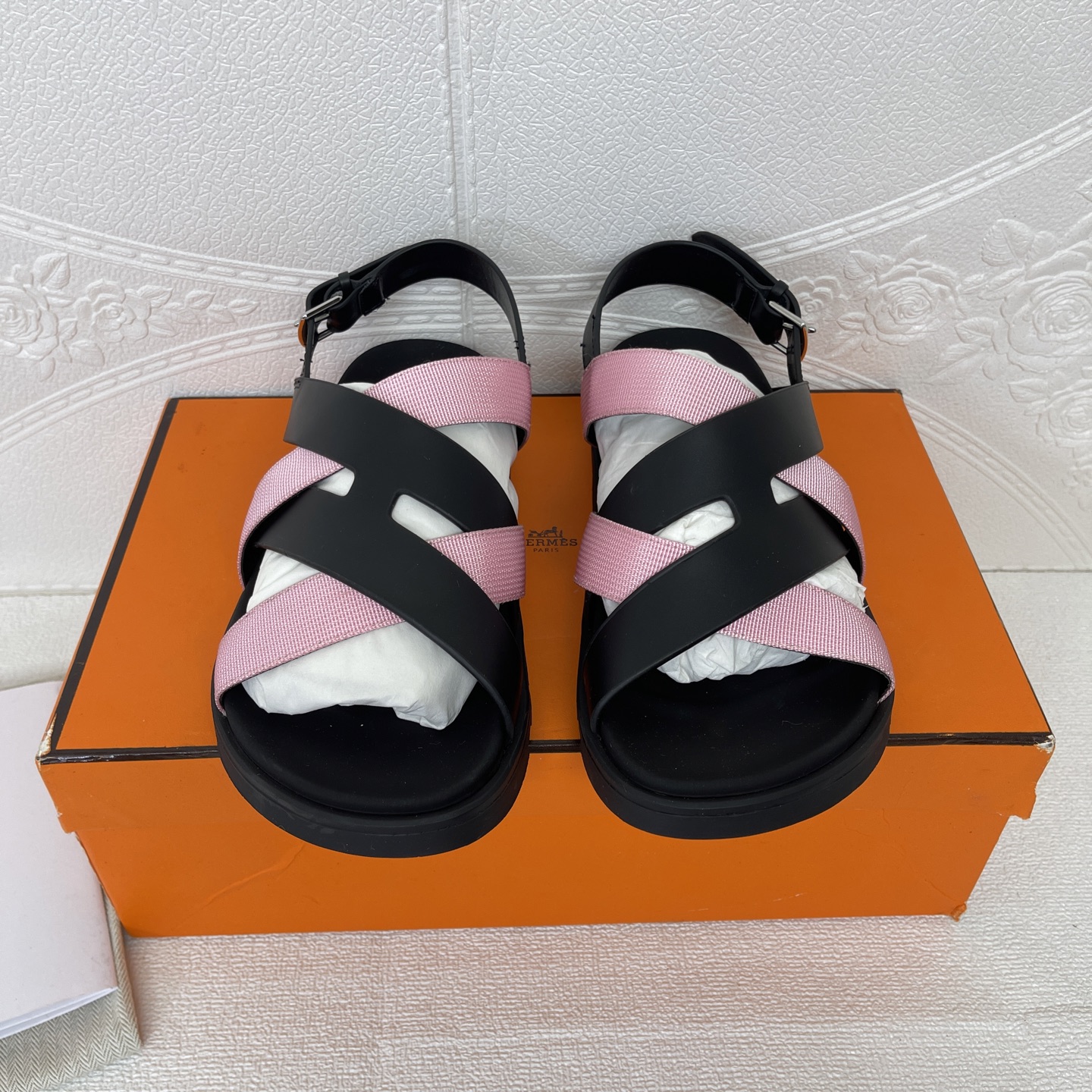 NO:222763,【nermes】Hermes Spring and Summer Classic Couple Second Uncle Slippers chyre Ugly Cute Second Uncle Slippers, so comfortable to wear! Quite honest and cute! Fully mixed-bred sheepskin bottom table, genuine leather edge strips. Note: Only high-end quality!! Align the quality and positive size Upper: cowhide foot pad: water dyed cowhide Outsole: open mold tu, non-slip sole size: women 35-40 (40 custom no return or replacement) Men 38-44 (45 custom no return or replacement), sandals, hermes, sandals, slippers, cowhide, sheepskin,19860909【nermes]爱马仕春夏经典情侣款二舅拖鞋 chyre 丑萌丑萌二舅拖鞋,上脚简直太舒服了!憨厚又可爱! 全混种羊皮包底台,真皮沿边条 注意 只做高端品质!!对准品质正码 鞋面:牛皮 垫脚:水染牛皮 大底:开模tu、防滑大底 size:女35-40（40定制不退不换） 男38-44（45定制不退不换）,凉鞋,hermes,sandals,slippers,cowhide,sheepskin,Women's Shoes