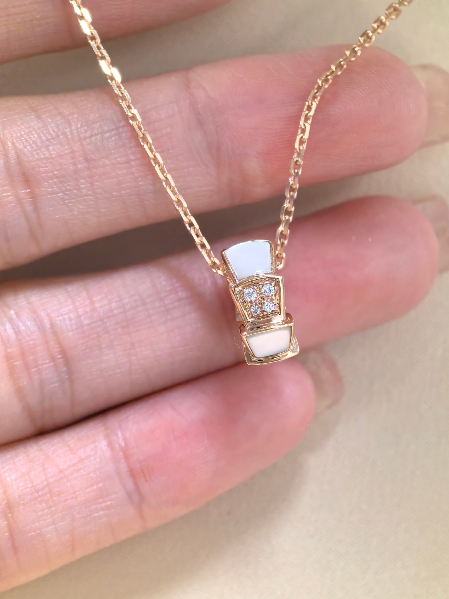 Bvlgari Mother-of-Pearl Necklace - Comprehensive 2