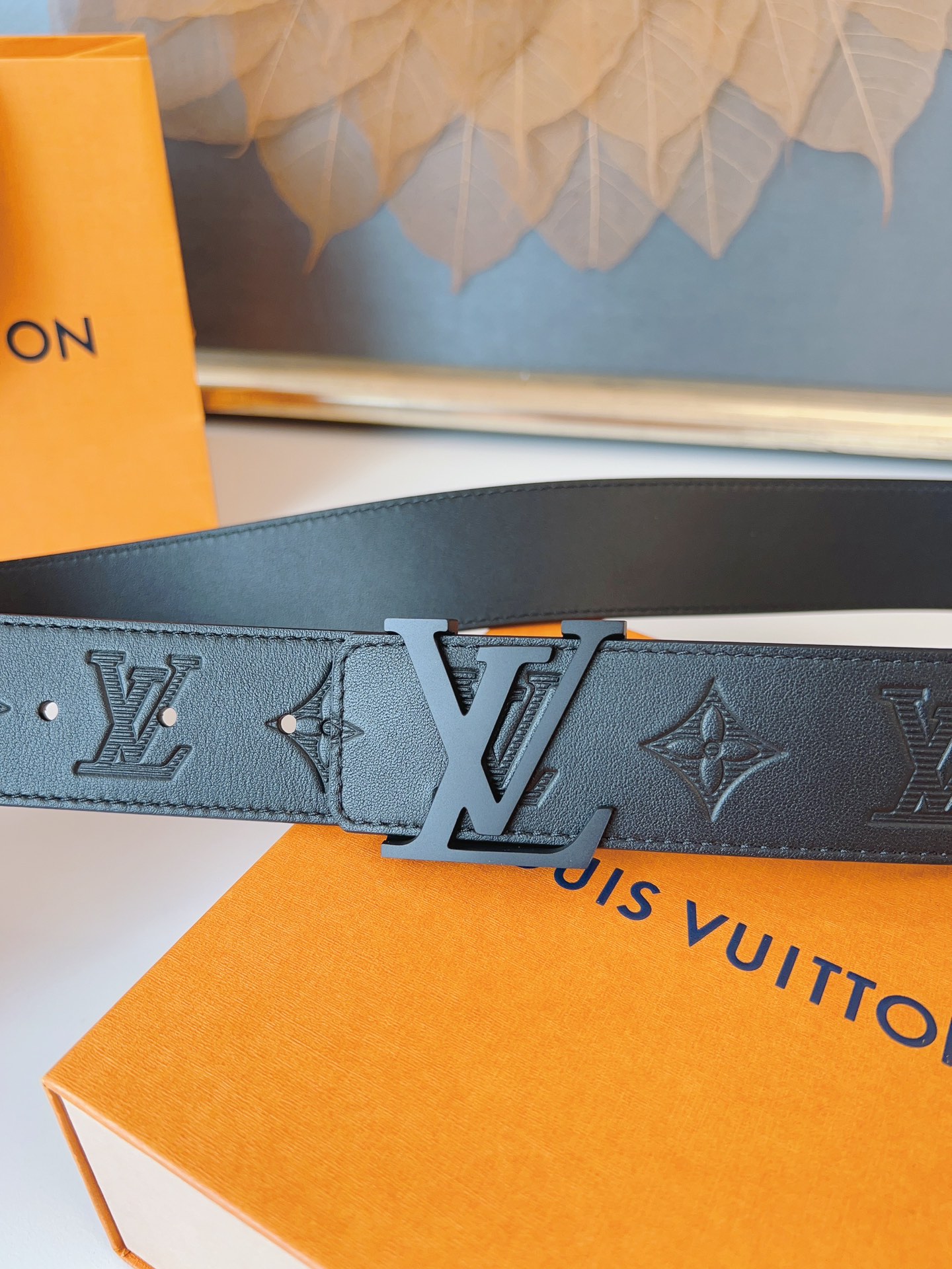   LOUlS Vuitton〖路易威登〗男士腰带 带身采用进口牛皮压花纹 配牛皮平纹底 搭配字母扣 宽
