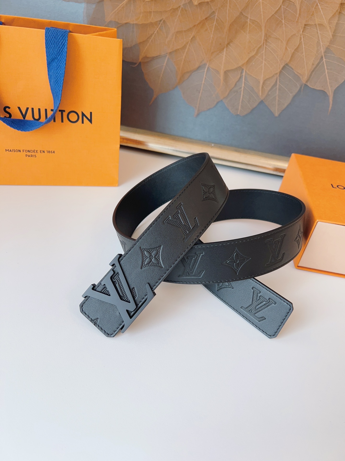   LOUlS Vuitton〖路易威登〗男士腰带 带身采用进口牛皮压花纹 配牛皮平纹底 搭配字母扣 宽