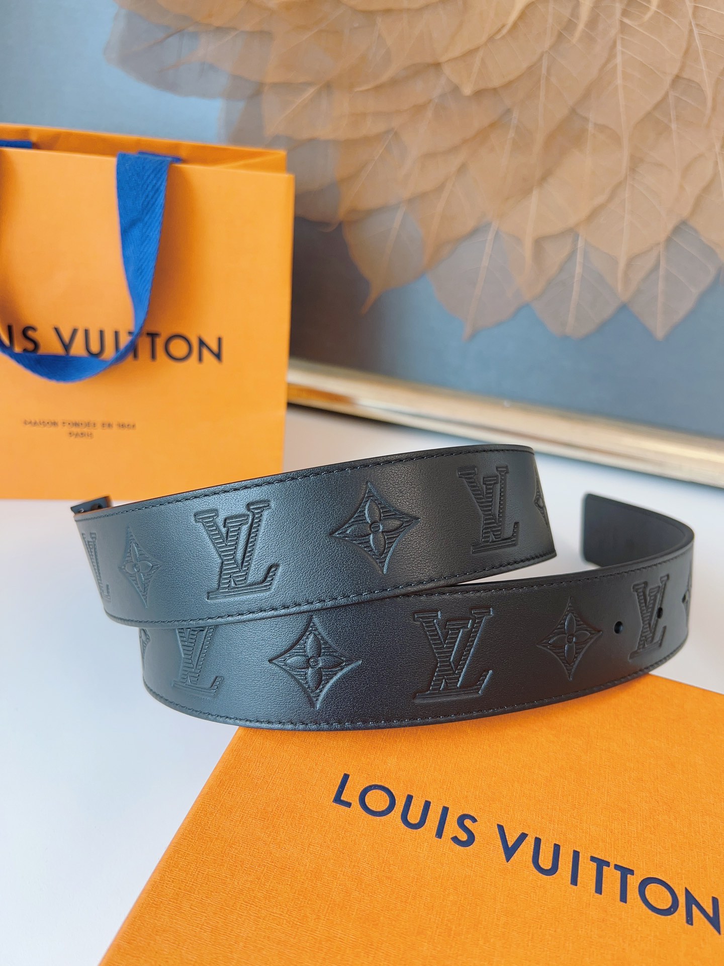   LOUlS Vuitton〖路易威登〗男士腰带 带身采用进口牛皮压花纹 配牛皮平纹底 搭配字母扣 宽