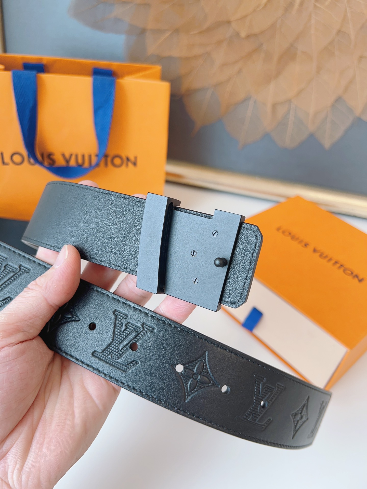   LOUlS Vuitton〖路易威登〗男士腰带 带身采用进口牛皮压花纹 配牛皮平纹底 搭配字母扣 宽