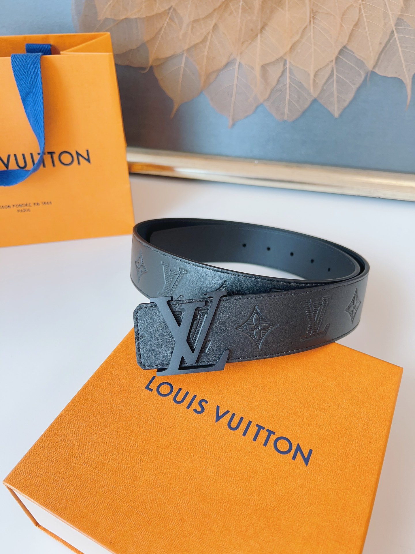   LOUlS Vuitton〖路易威登〗男士腰带 带身采用进口牛皮压花纹 配牛皮平纹底 搭配字母扣 宽