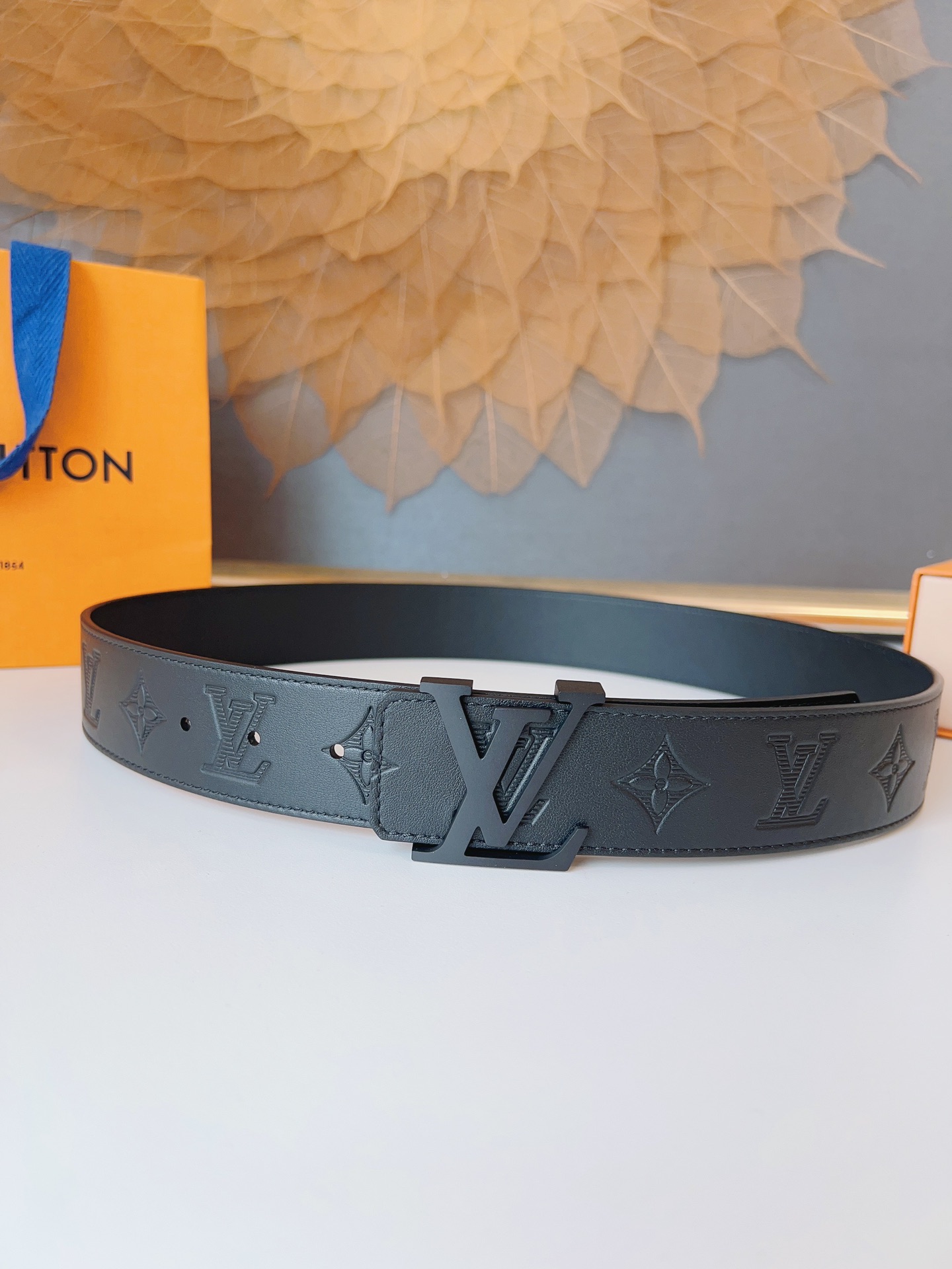   LOUlS Vuitton〖路易威登〗男士腰带 带身采用进口牛皮压花纹 配牛皮平纹底 搭配字母扣 宽