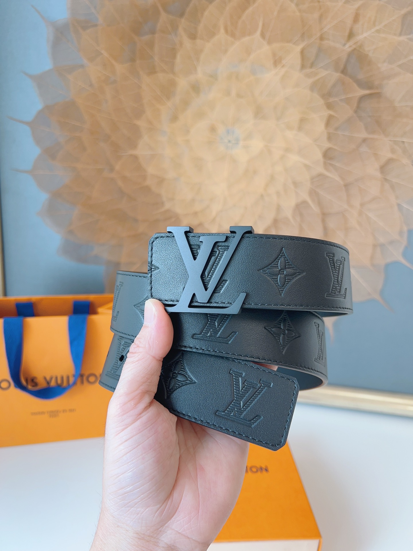   LOUlS Vuitton〖路易威登〗男士腰带 带身采用进口牛皮压花纹 配牛皮平纹底 搭配字母扣 宽