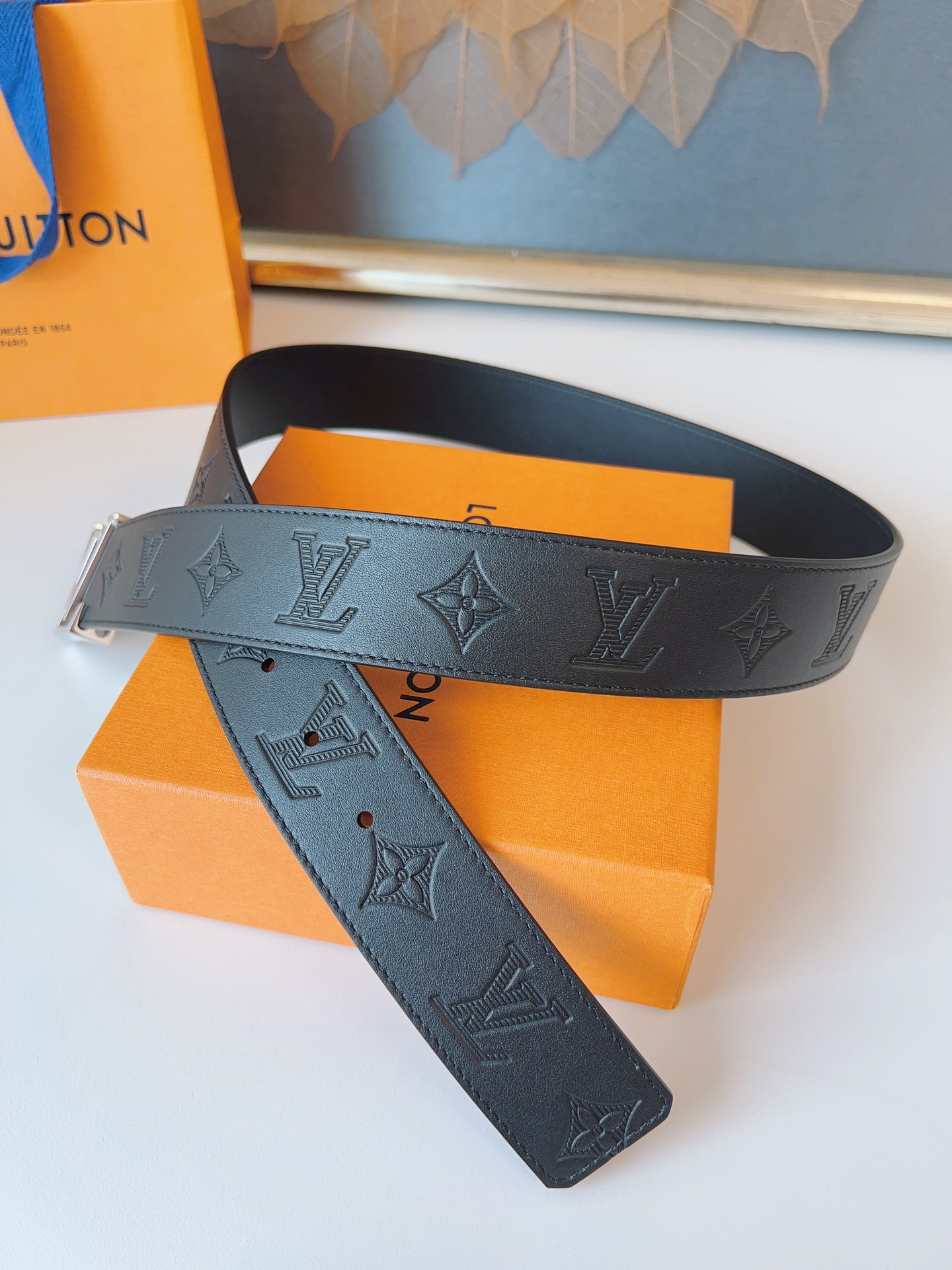   LOUlS Vuitton〖路易威登〗男士腰带 带身采用进口牛皮压花纹 配牛皮平纹底 搭配字母扣 宽