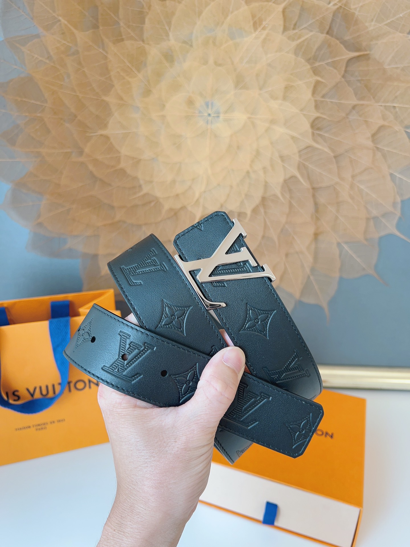   LOUlS Vuitton〖路易威登〗男士腰带 带身采用进口牛皮压花纹 配牛皮平纹底 搭配字母扣 宽