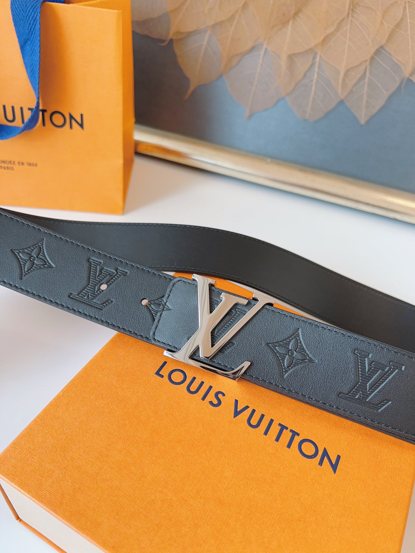   LOUlS Vuitton〖路易威登〗男士腰带 带身采用进口牛皮压花纹 配牛皮平纹底 搭配字母扣 宽