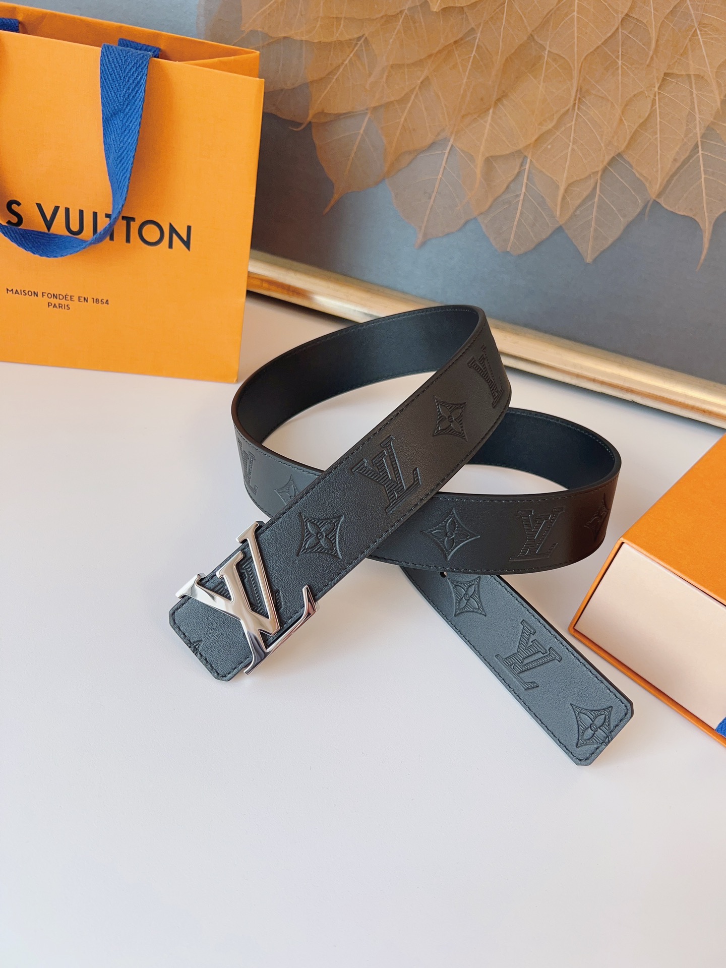   LOUlS Vuitton〖路易威登〗男士腰带 带身采用进口牛皮压花纹 配牛皮平纹底 搭配字母扣 宽