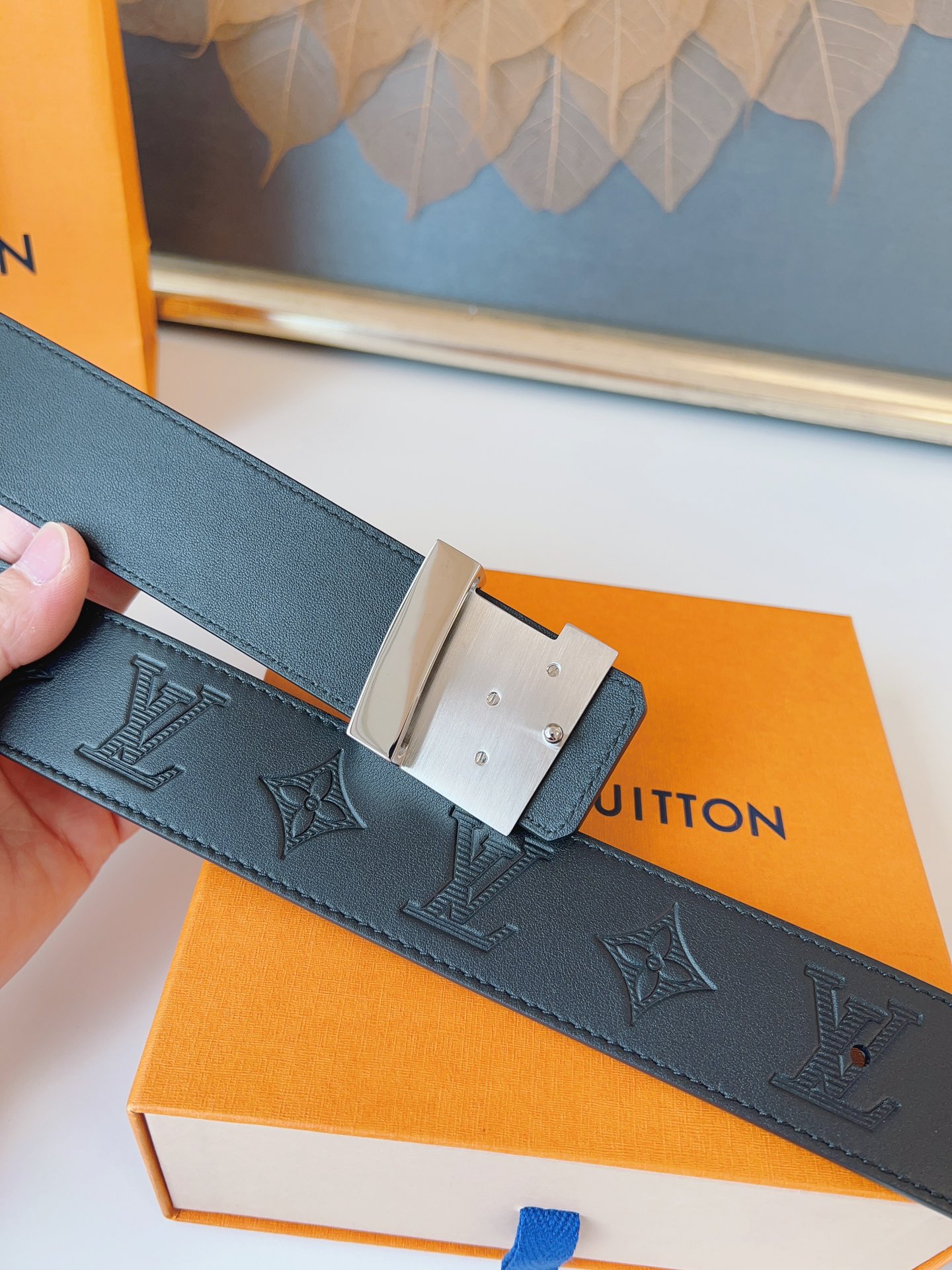   LOUlS Vuitton〖路易威登〗男士腰带 带身采用进口牛皮压花纹 配牛皮平纹底 搭配字母扣 宽
