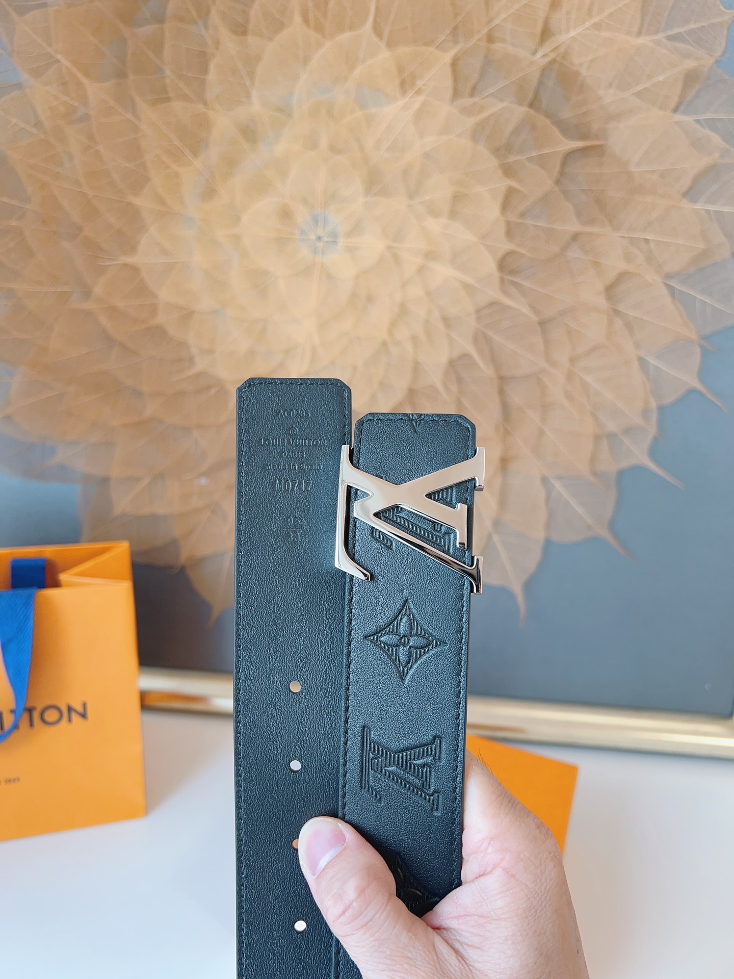   LOUlS Vuitton〖路易威登〗男士腰带 带身采用进口牛皮压花纹 配牛皮平纹底 搭配字母扣 宽
