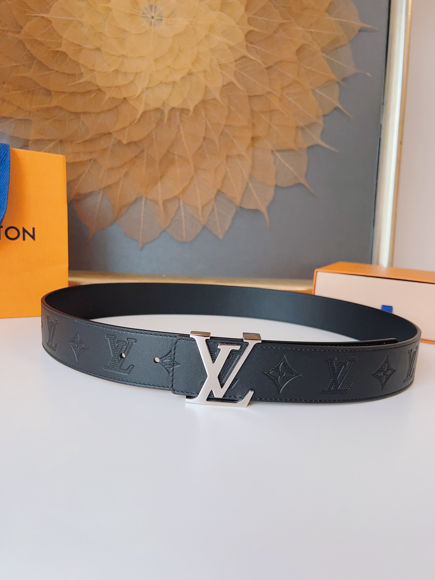   LOUlS Vuitton〖路易威登〗男士腰带 带身采用进口牛皮压花纹 配牛皮平纹底 搭配字母扣 宽