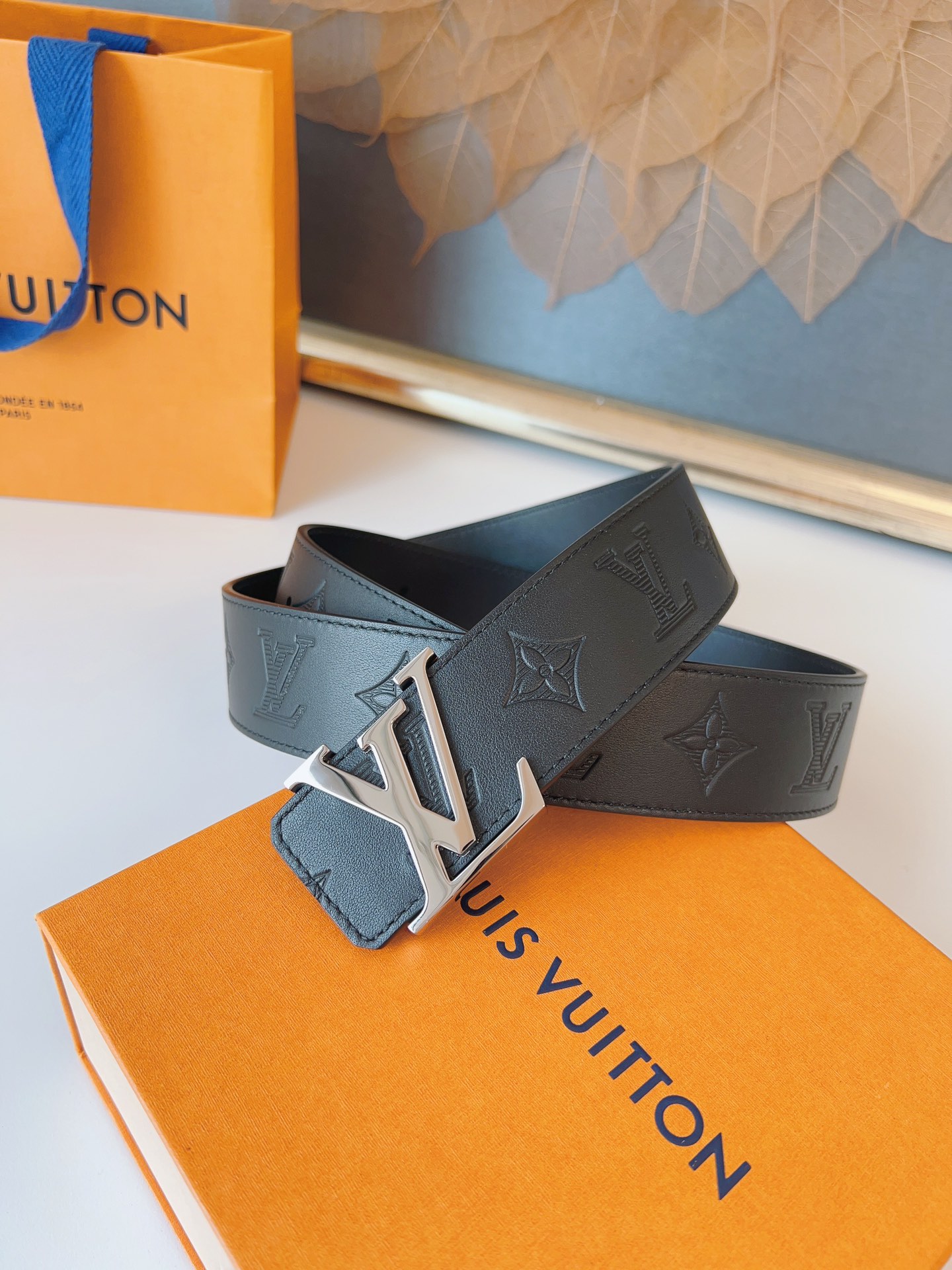   LOUlS Vuitton〖路易威登〗男士腰带 带身采用进口牛皮压花纹 配牛皮平纹底 搭配字母扣 宽