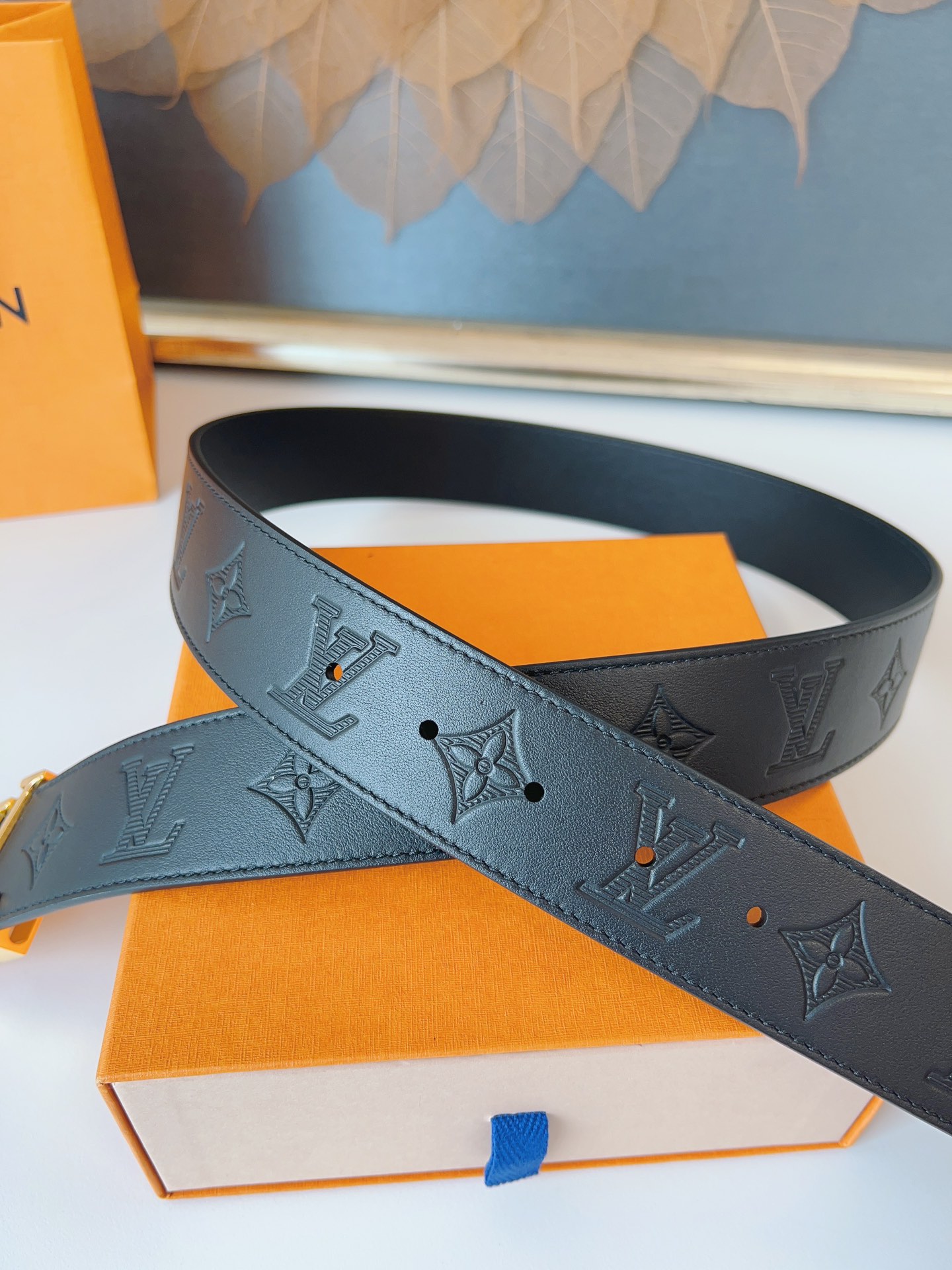  LOUlS Vuitton〖路易威登〗男士腰带 带身采用进口牛皮压花纹 配牛皮平纹底 搭配字母扣 宽4