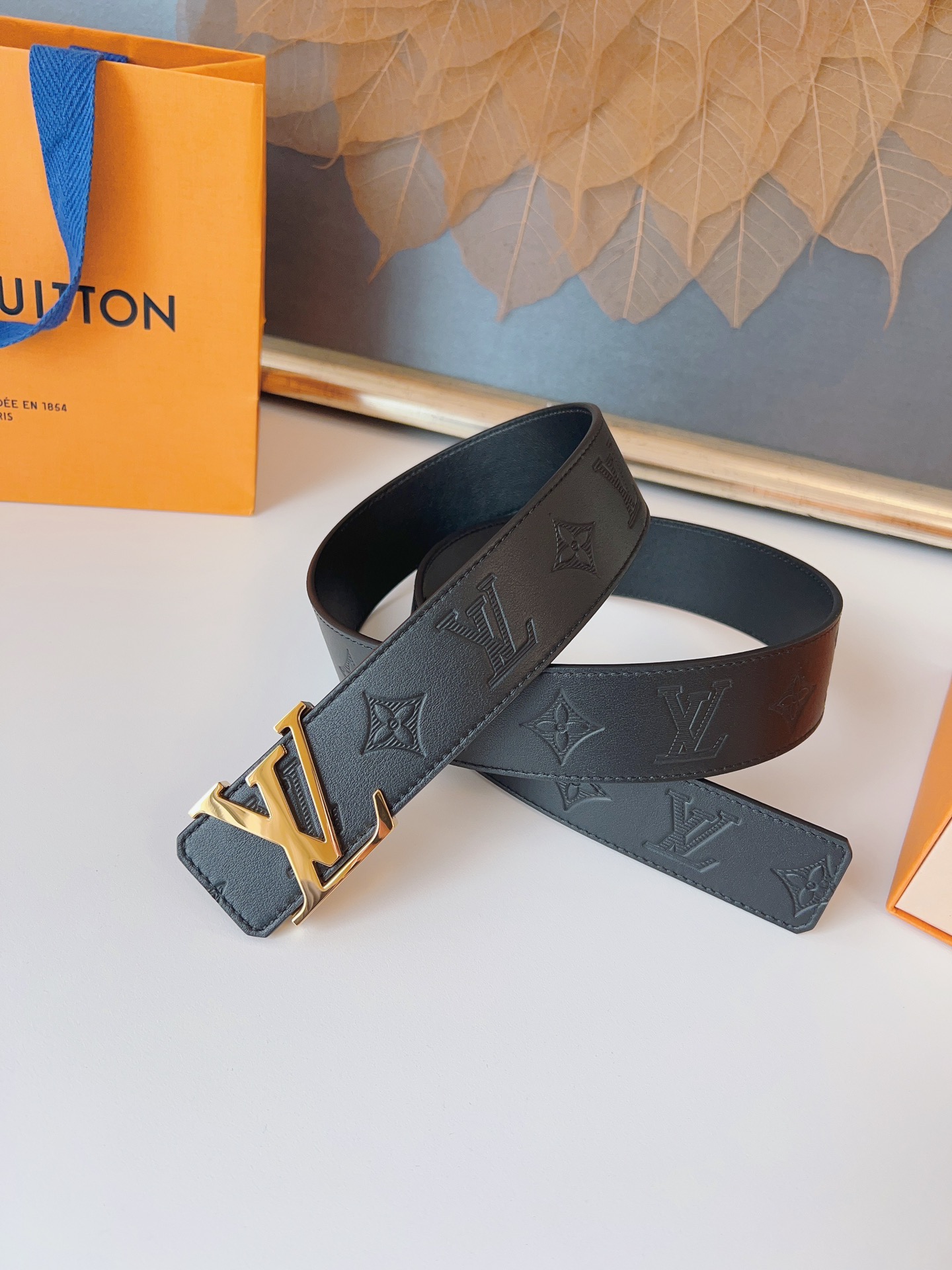  LOUlS Vuitton〖路易威登〗男士腰带 带身采用进口牛皮压花纹 配牛皮平纹底 搭配字母扣 宽4