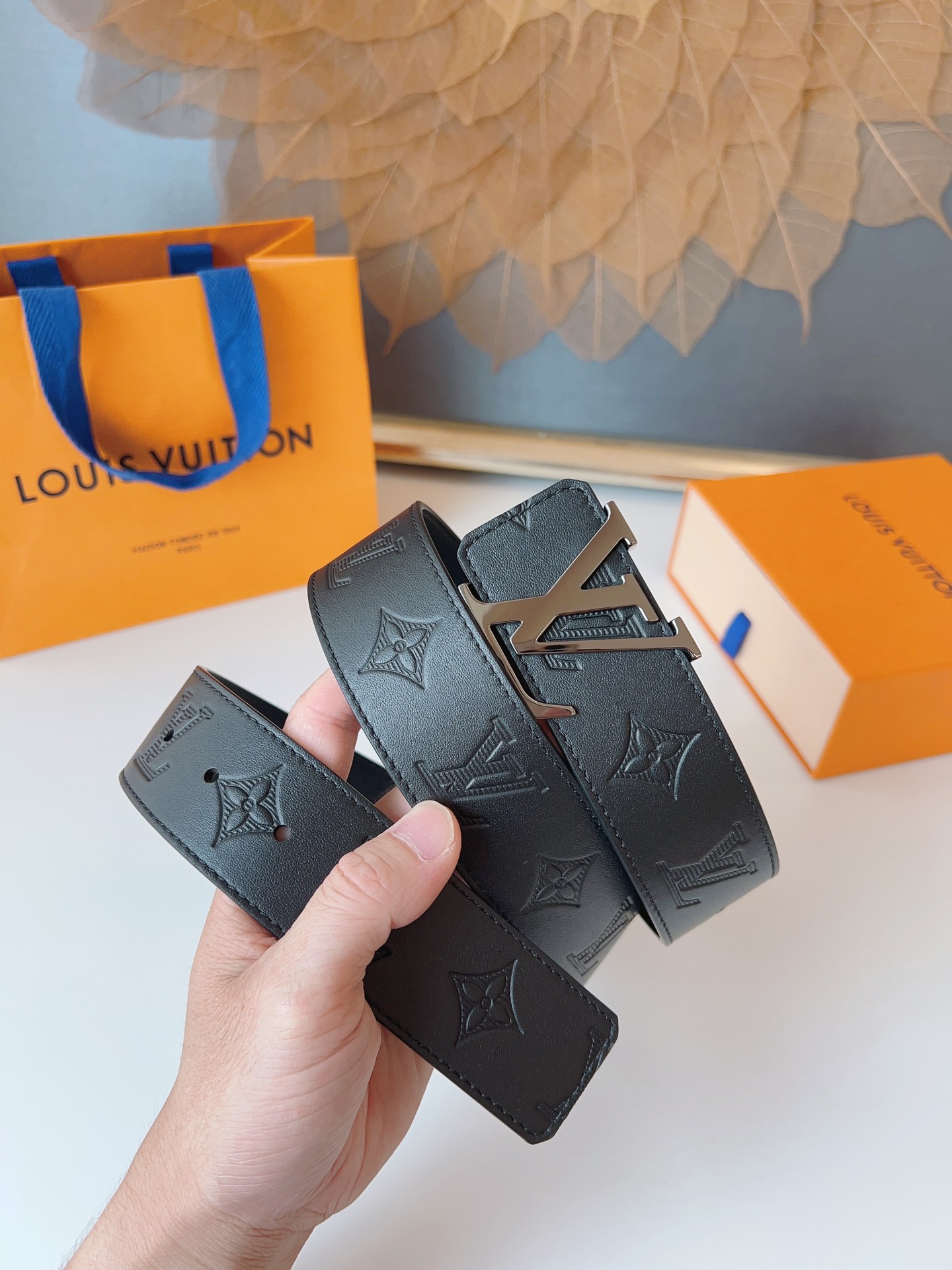   LOUlS Vuitton〖路易威登〗男士腰带 带身采用进口牛皮压花纹 配牛皮平纹底 搭配字母扣 宽