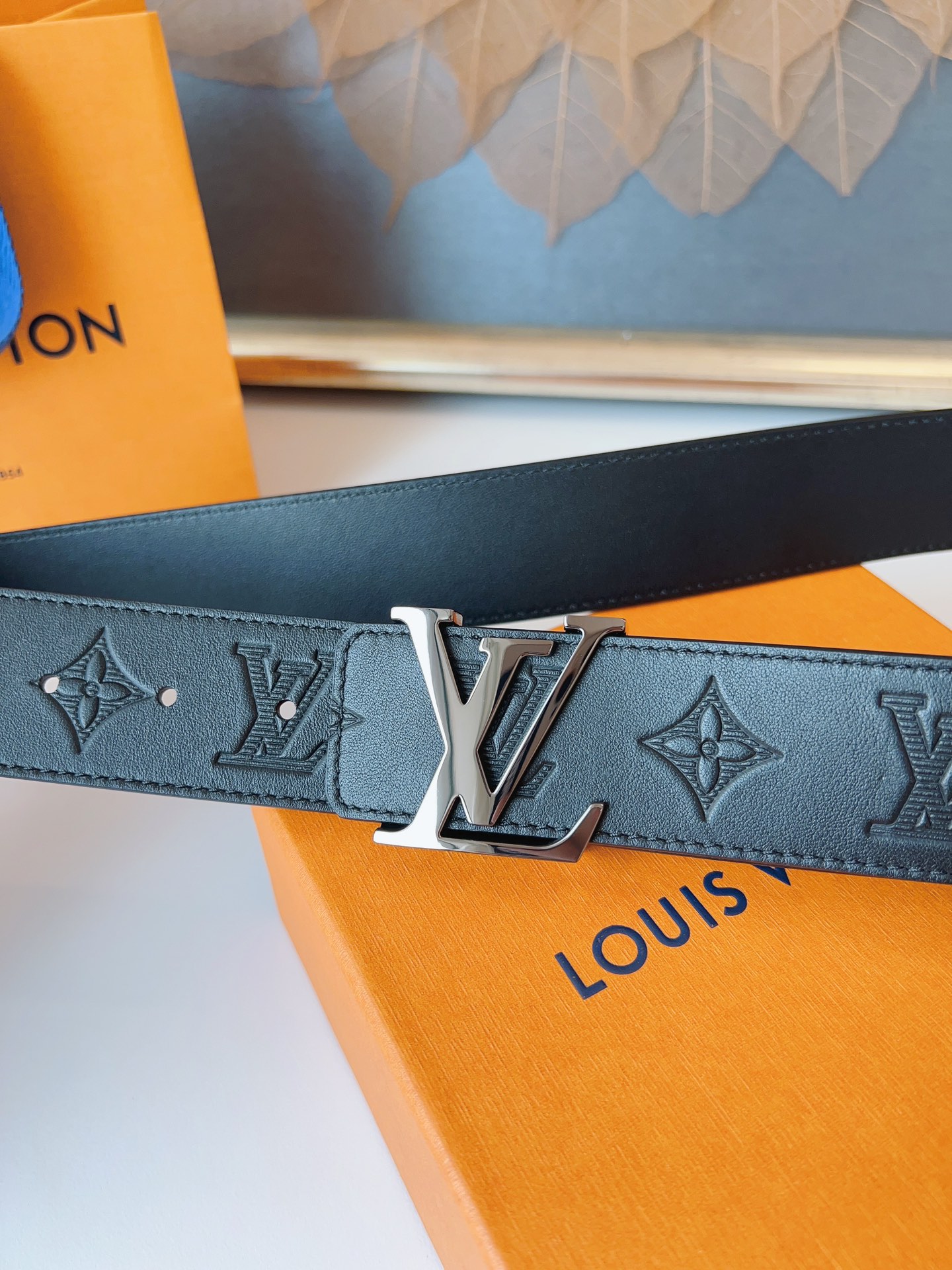   LOUlS Vuitton〖路易威登〗男士腰带 带身采用进口牛皮压花纹 配牛皮平纹底 搭配字母扣 宽