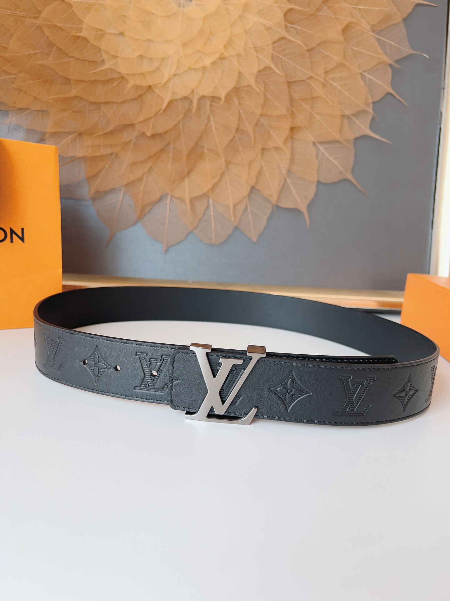   LOUlS Vuitton〖路易威登〗男士腰带 带身采用进口牛皮压花纹 配牛皮平纹底 搭配字母扣 宽