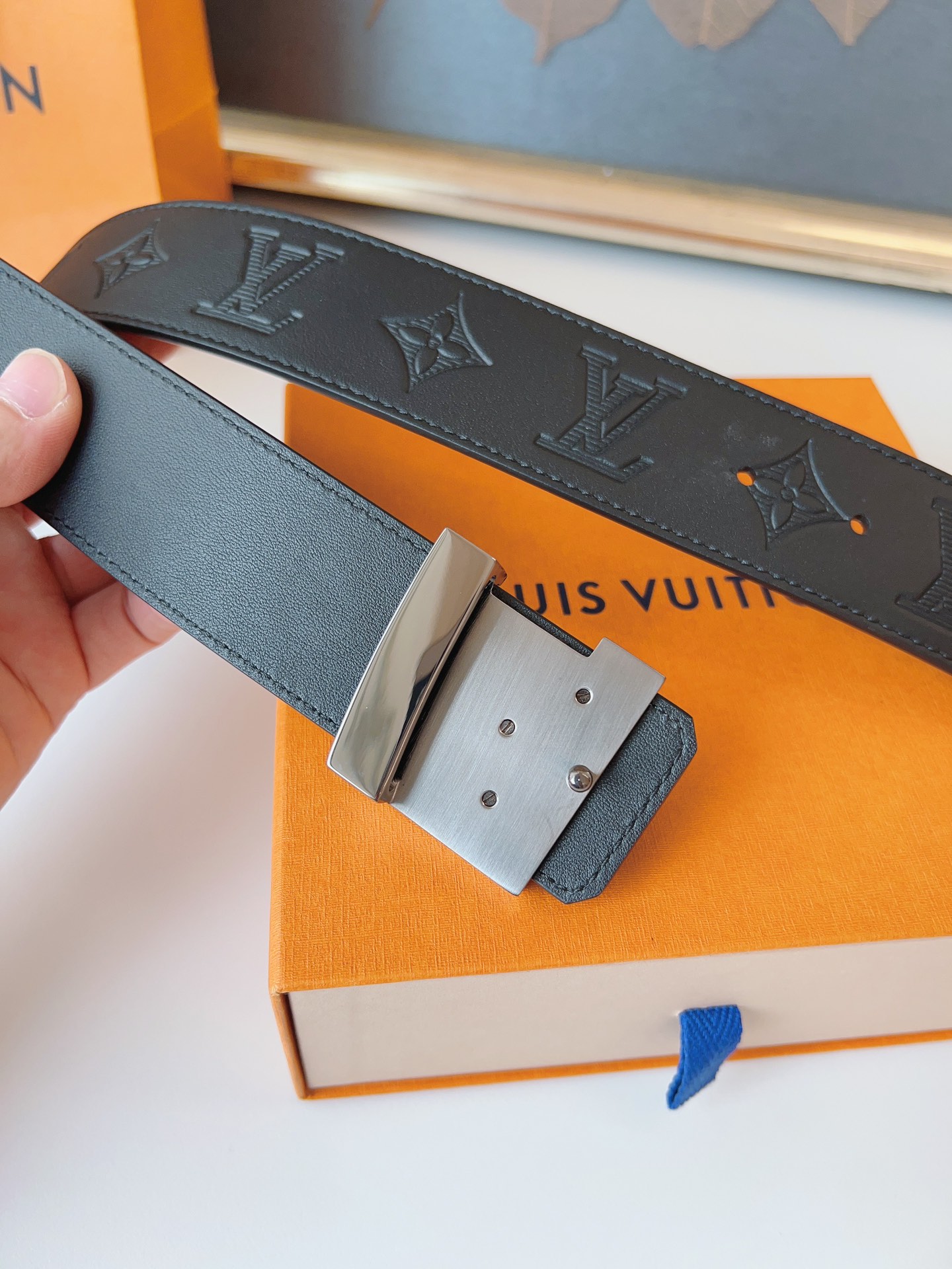   LOUlS Vuitton〖路易威登〗男士腰带 带身采用进口牛皮压花纹 配牛皮平纹底 搭配字母扣 宽