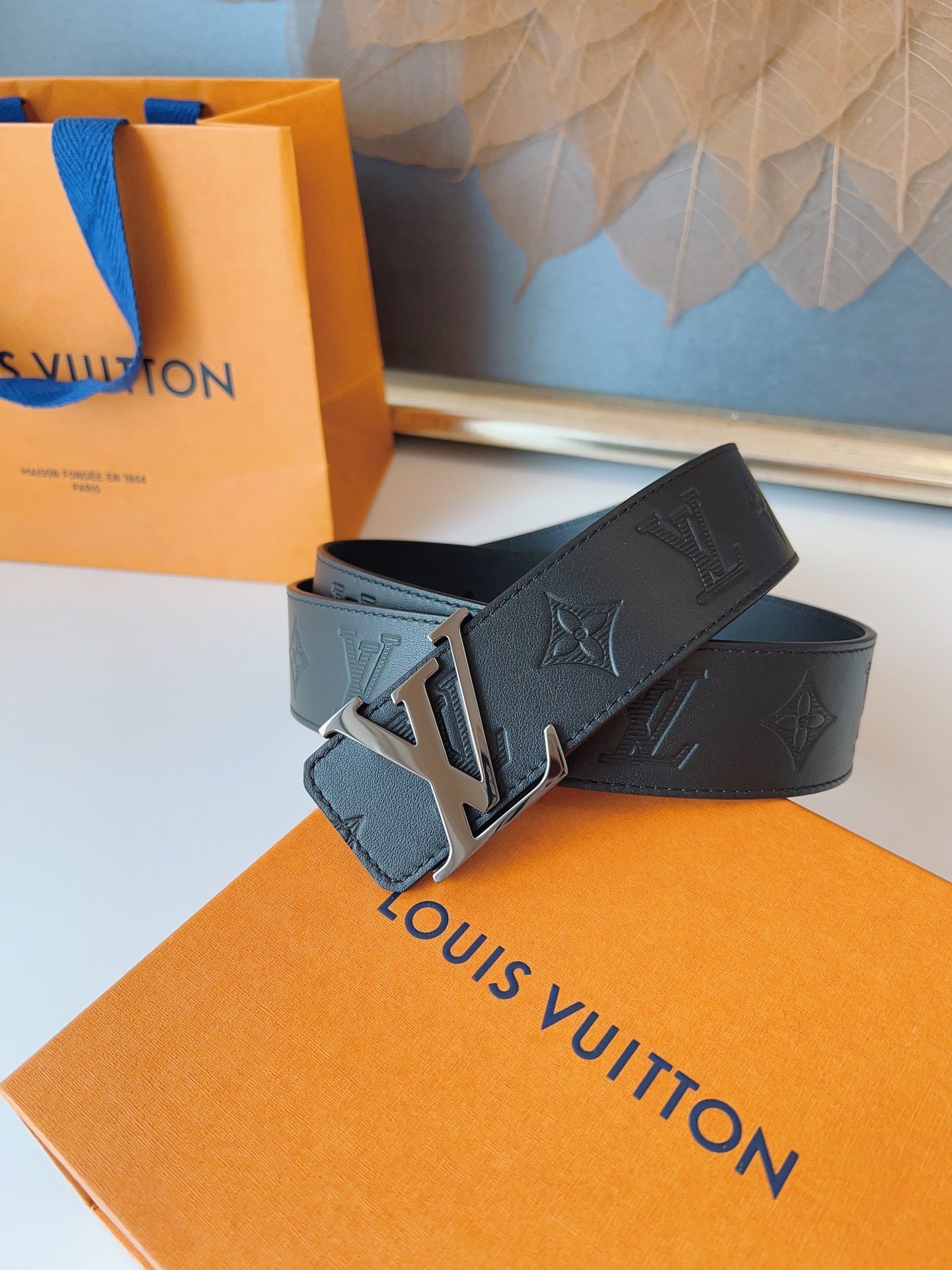   LOUlS Vuitton〖路易威登〗男士腰带 带身采用进口牛皮压花纹 配牛皮平纹底 搭配字母扣 宽