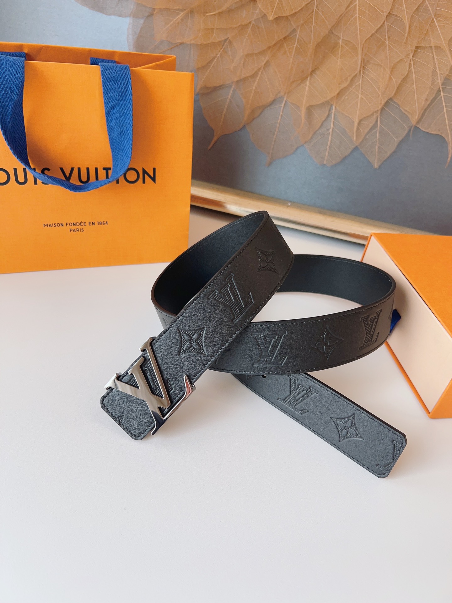   LOUlS Vuitton〖路易威登〗男士腰带 带身采用进口牛皮压花纹 配牛皮平纹底 搭配字母扣 宽