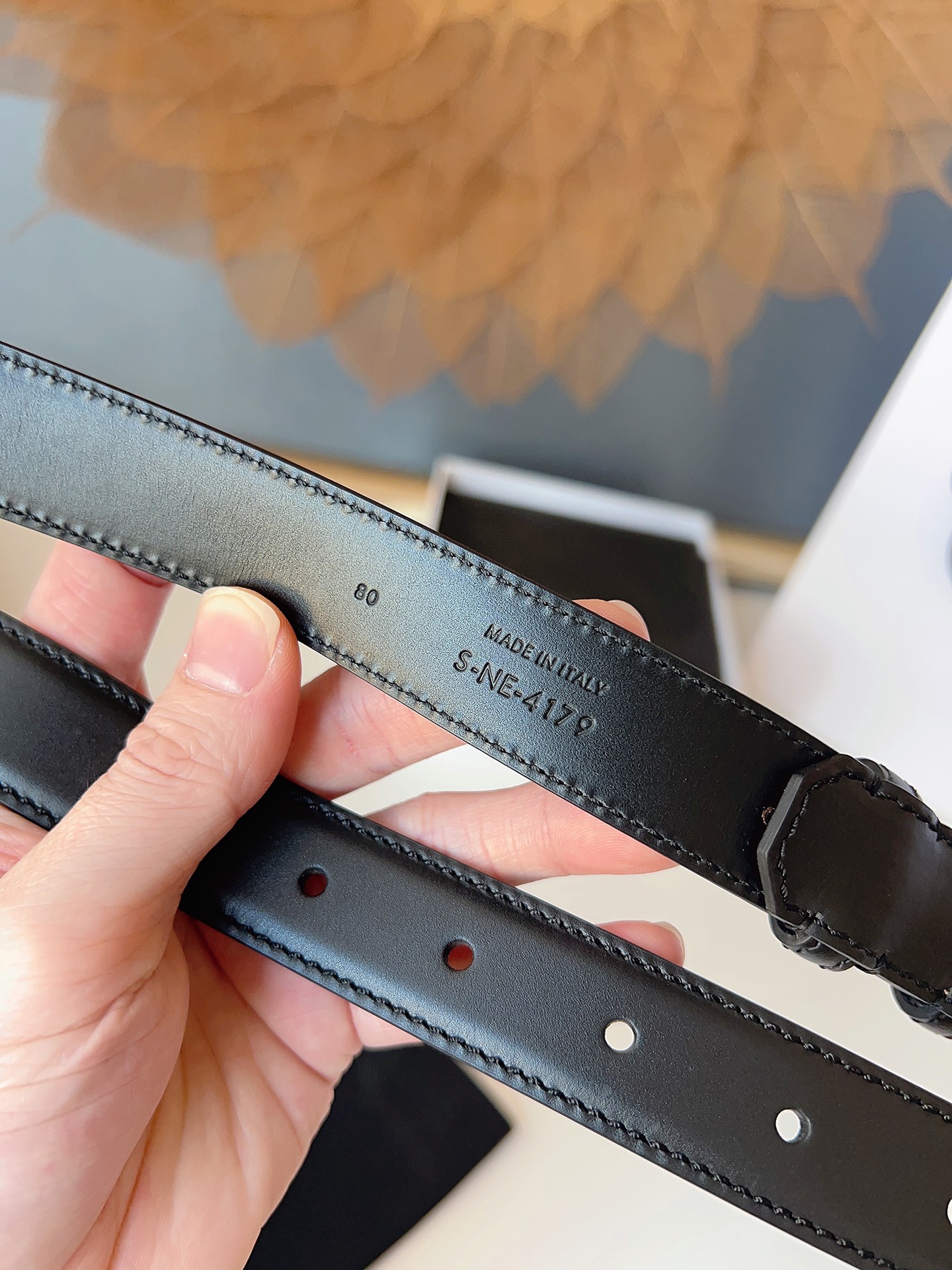 赛琳Céline 凯旋门TRIOMPHE珐琅搭扣TAURILLON皮革 牛剖层革衬里 ，中腰 金色饰面宽