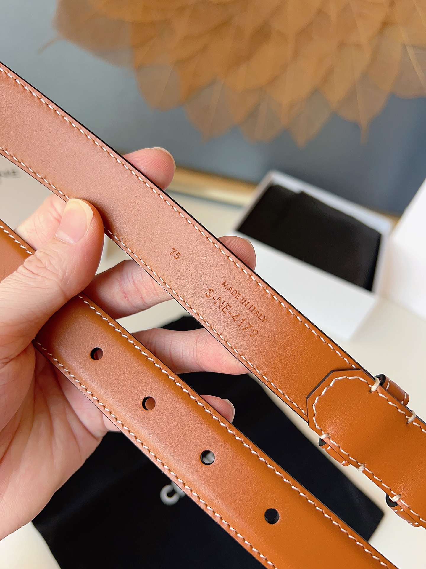 赛琳Céline 凯旋门TRIOMPHE珐琅搭扣TAURILLON皮革 牛剖层革衬里 ，中腰 金色饰面宽