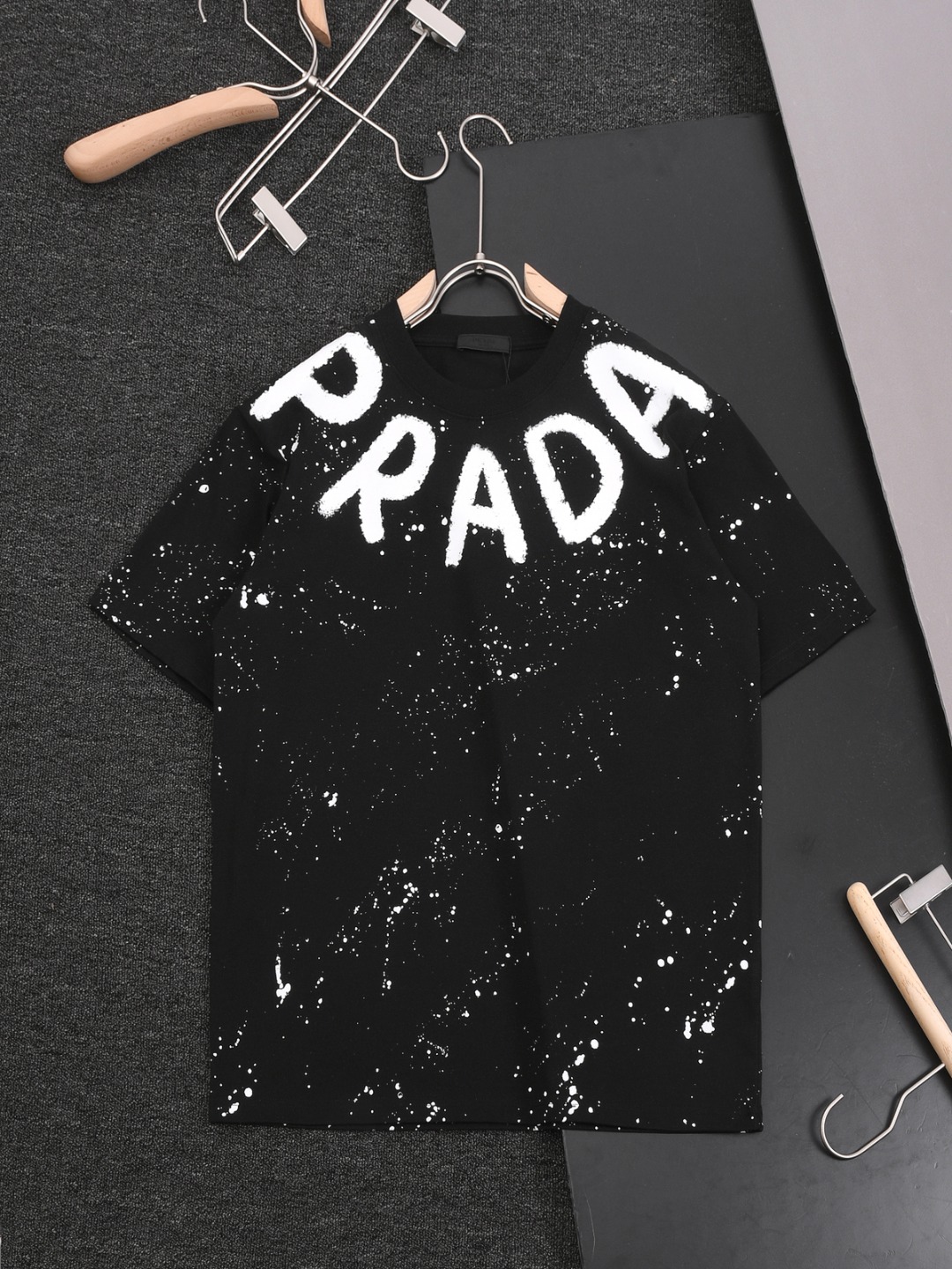  【新款上架】R-9526 普拉达PRADA 25新款圆领短袖T恤，定织高克重纯棉面料300克左右，洗水