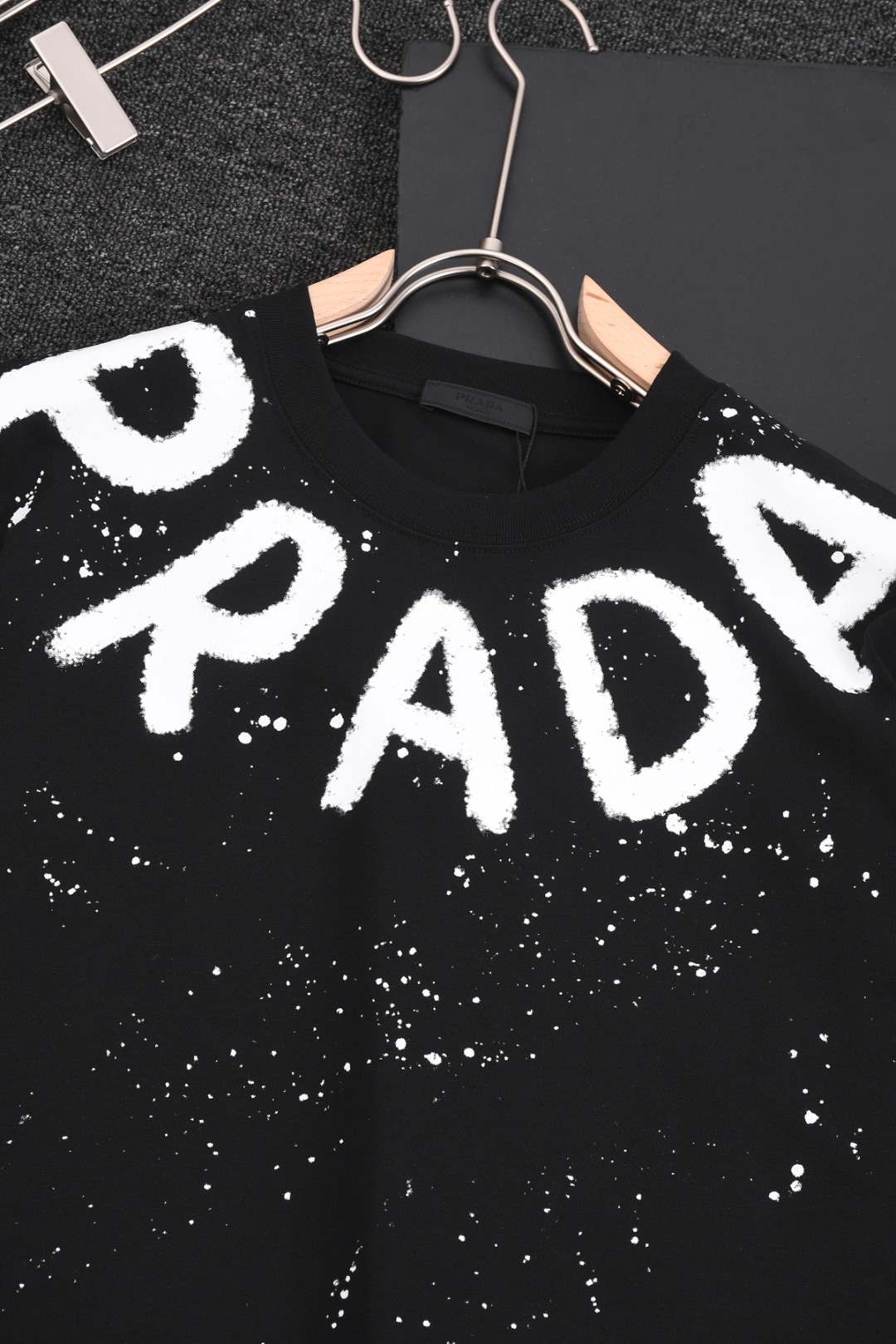  【新款上架】R-9526 普拉达PRADA 25新款圆领短袖T恤，定织高克重纯棉面料300克左右，洗水