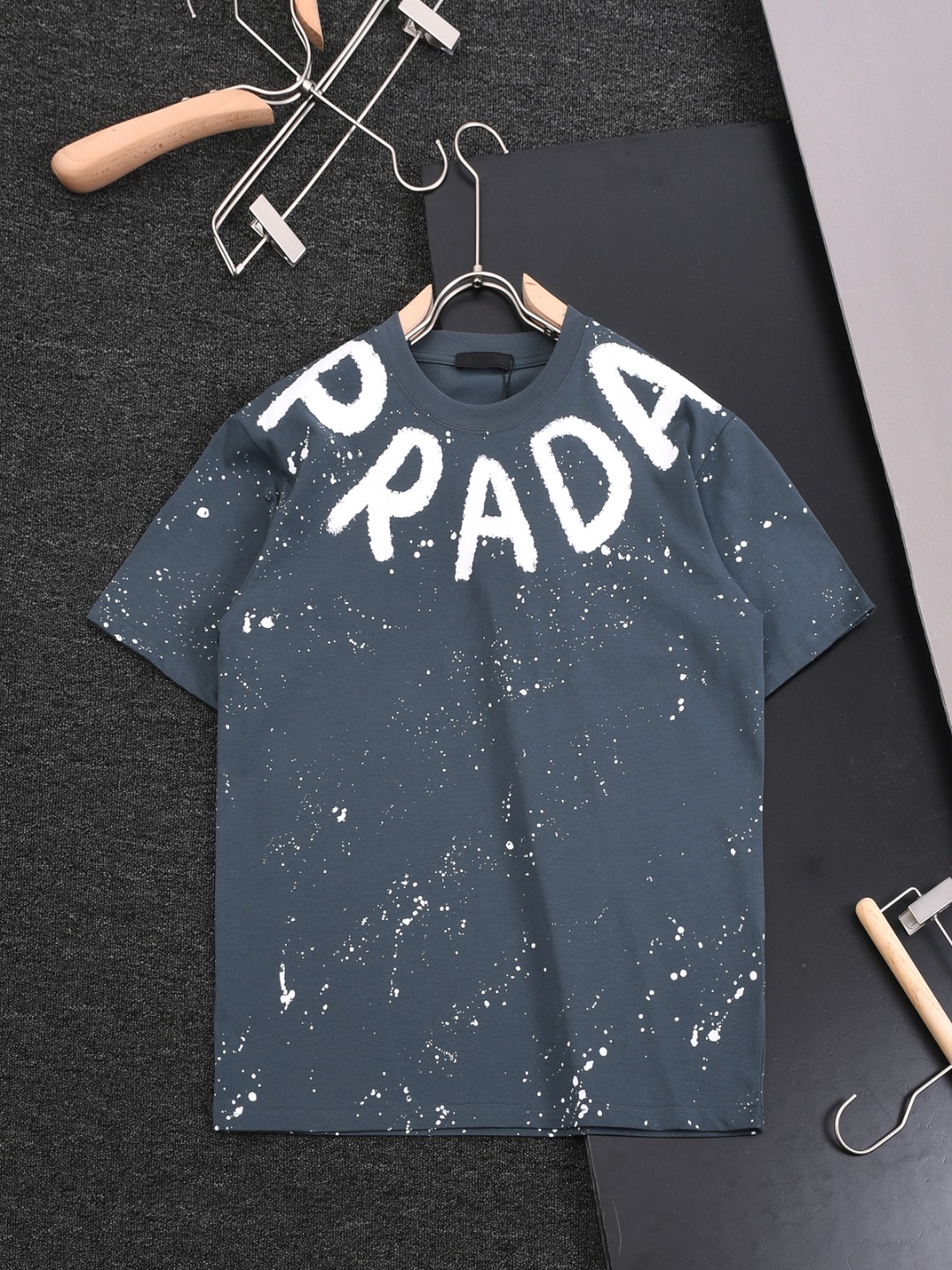  【新款上架】R-9526 普拉达PRADA 25新款圆领短袖T恤，定织高克重纯棉面料300克左右，洗水