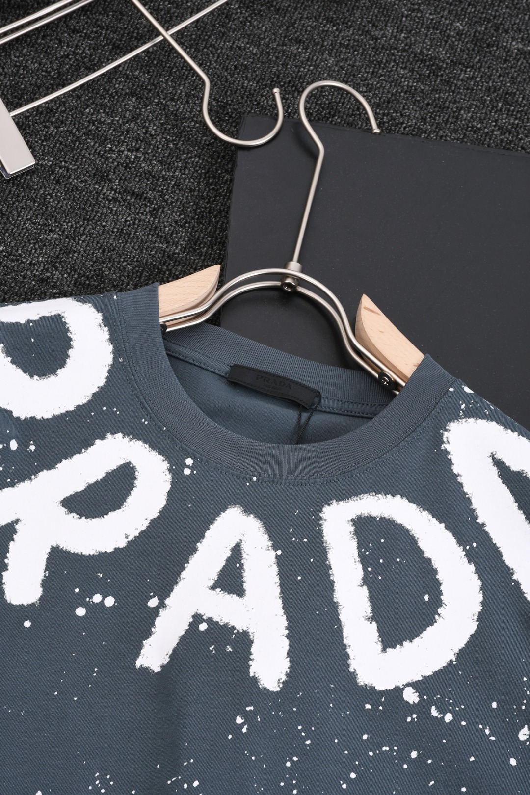  【新款上架】R-9526 普拉达PRADA 25新款圆领短袖T恤，定织高克重纯棉面料300克左右，洗水