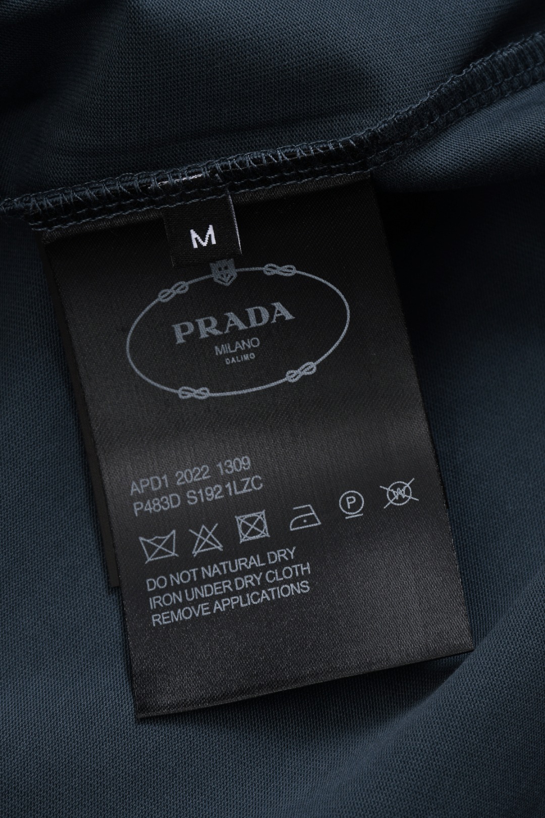  【新款上架】R-9526 普拉达PRADA 25新款圆领短袖T恤，定织高克重纯棉面料300克左右，洗水
