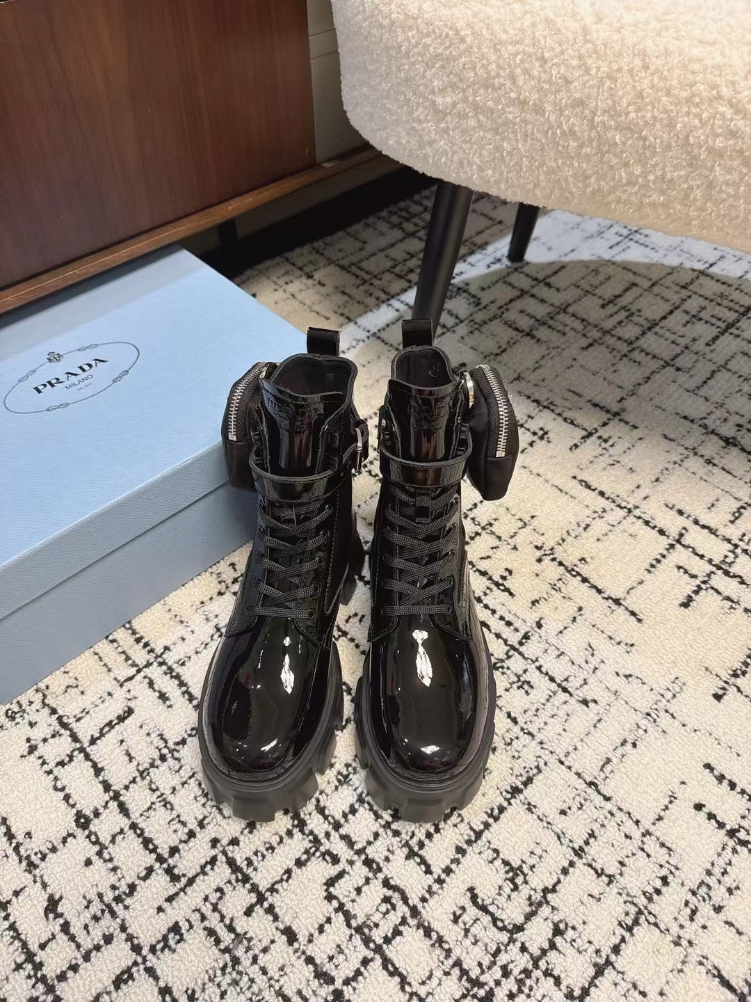 NO:679534,Top version Cyndi Wang’s same style bag, short boots, thick sole series——————————  PRAD's early spring T-stage catwalk show is the same style as 'Dreams Never Sleep'. Prada can use it on important occasions. It has a fresh style with a touch of nobility. It is perfect to wear with this shoe. It is elegant and crystal clear, regardless of the material of various accessories.  , all are exclusively customized one to one, and must be zero distance from the original. The entire series is full of exciting and unexpected combinations of elements, different materials, textures of fabrics, and a strong artistic atmosphere, allowing you to appreciate the ever-changing style of Prada girls.  1. Matte imported open-edge vermilion upper, glossy soft patent leather. 2. Imported cow lining. 3. Original Italian original color outsole. 4. Original feet, code number: 35M-40M, boots, prada, boots.19860909顶级版本 王心凌同款 包包短靴厚底系列  —————————— PRAD早春T台走秀网红同款＂造梦不夜城＂,Prada能在重要场合上用得上了,小清新风带点贵气的感觉,上脚非常完美穿搭配上此鞋,优雅大方,晶莹剔透,无论各种配件材质,都是独家一比一定制,必做到原版零距离,整个系列都充满了令人兴奋和意外的元素结合,不同的材质,肌理的面料的表现,具有极浓的艺术气息,让你领略Prada女孩的百变风格. 1鞋面哑光进口开边朱,亮光软漆皮 2内里进口牛 牛内里 3大底意大利原版原色 4原垫脚,码数35M-40M,靴子,prada,boots,Women's Shoes