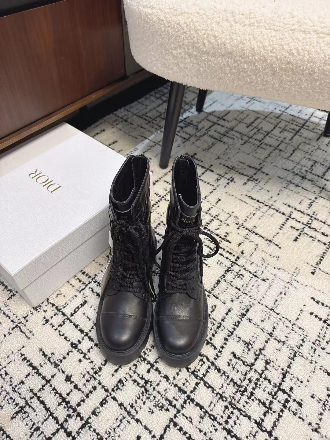 La meilleure réplique de qualité
 Dior 1: 1
 Bottes Martin Cuir veau vache Collection automne – hiver Vintage