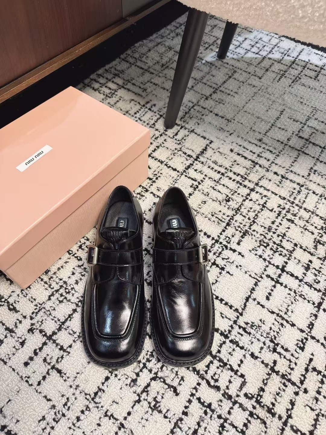 NO:238652,Miumiu Spring and Summer 2025 new square toe thick heel retro Mary Jane single shoes!  A must-have style, with a bit of retro lady flavor, the more you look monochrome, the better, the classic black brown, cute and elegant, imported waxed calfskin on the upper, and footbed leather inside!  Comfortable!  The original model opens the mold and walks without any fatigue or pressure. The classic letter buckle on the side is even more eye-catching. High heels 4.5cm (brown and black) Digital 35-40 (40 is not replaced without replacement), loafers, miumiu, loafers, mary jane, cowhide19860909miumiu 2025年春夏新款方头粗跟复古玛丽珍单鞋！入必款,有点复古的小姐味道,单色越看越好,经典的黑棕色,可爱又雅优 鞋面进口打蜡小牛皮,里内垫脚皮羊！上舒服！原版开模大底走路脚不累也没压力,侧面经典字母扣配搭是更让人眼亮一前 高跟4.5cm（棕色黑色） 数码35-40（40制定不换退）,乐福鞋,miumiu,loafers,mary jane,cowhide,Women's Shoes