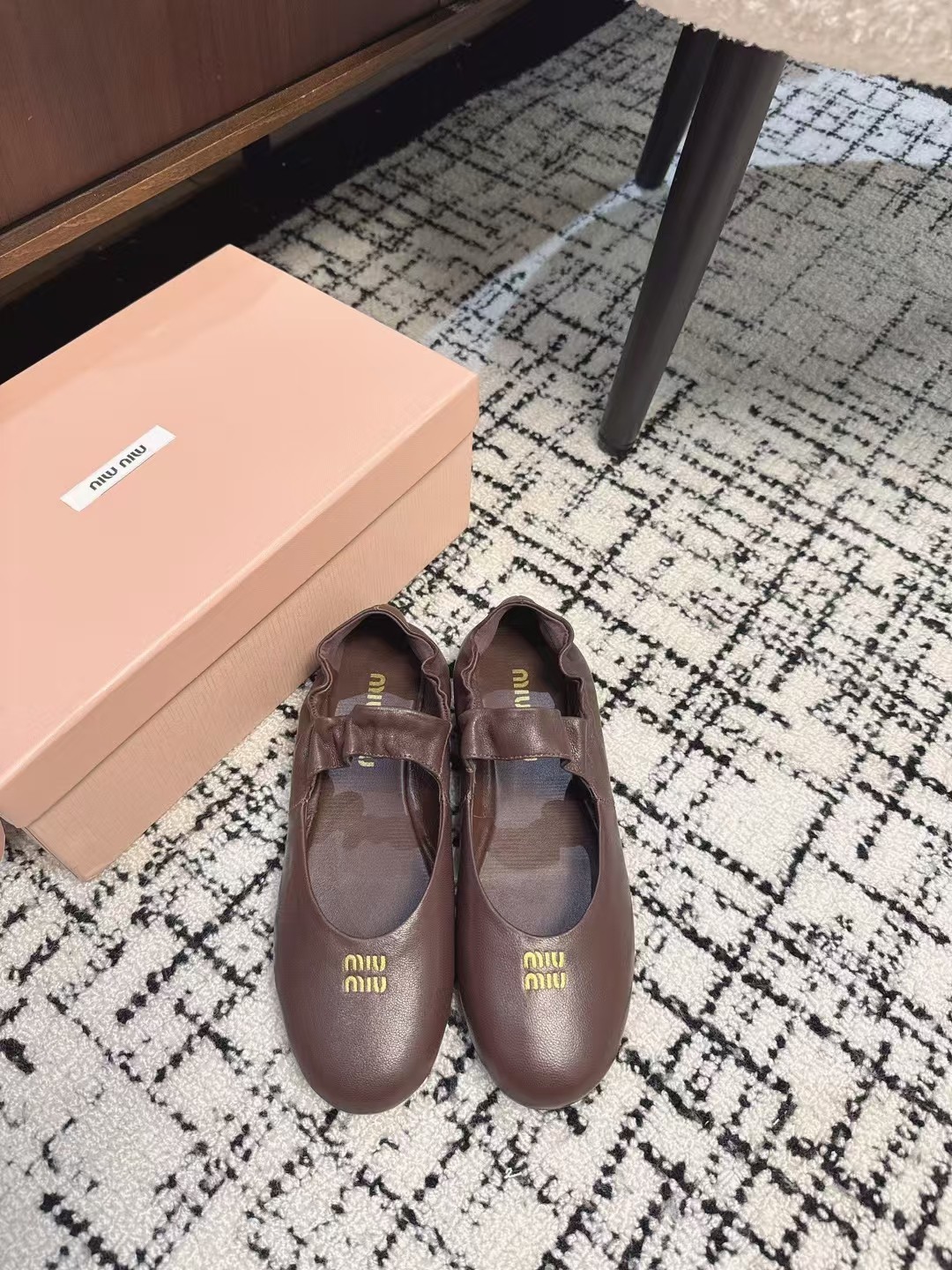 NO:238646,Purchasing grade Miu Miu 25ss new spring and summer ballet shoes The Miao family integrates the agility of ballet into daily life. It uses modern brushstrokes to portray the classic outline of dance shoes!  Super soft sheepskin ballet shoes. Draw inspiration from classic Japanese shoes. Simple but not complicated, suitable for a variety of styles. Sporty and fashionable. Imported sheepskin upper, water-dyed sheepskin inner, original open mold latex outsole Size#35-40 (40 customized, no return or exchange), ballet shoes, miumiu, sheepskin19860909代购级 Miu Miu 缪缪 25ss 春夏季新款 芭蕾舞鞋  缪家以芭蕾的灵动意韵融于日常. 以现代笔触刻画舞鞋经典轮廓！ 超软的绵羊皮质款芭蕾舞鞋. 从经典日式鞋履汲取灵感. 简而不繁适合多种造型. 步履之间灵动时髦. 鞋面进口绵羊皮 内里水染羊皮里 大底原版开模乳胶大底 Size#35-40（40订做不退换）,芭蕾舞鞋,miumiu,sheepskin,Women's Shoes