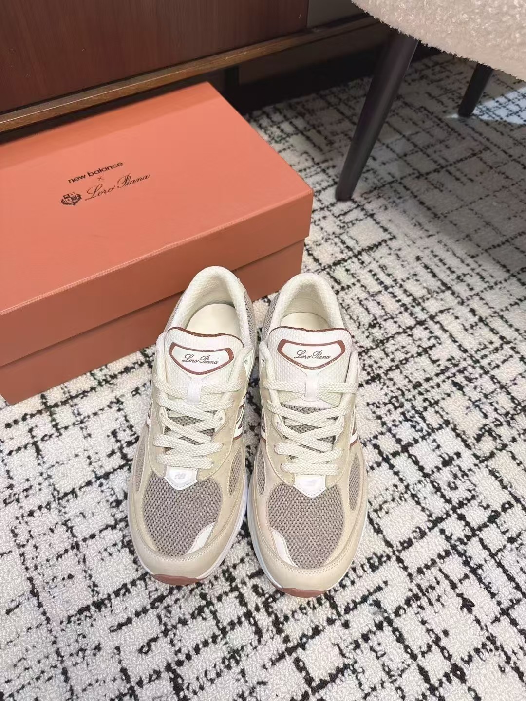 NO:165513,Purchase grade, high-end women's men's model plus 20 Loro Piana New Balance cooperation model officially released Encountering a passion for craftsmanship LP officially launched limited edition New Balance joint model 990v6 sports shoes Compatible with beauty and high-quality leather matching Pecora Nera wool produced in New Zealand presents elegant luster and flexibility Reshapes unique craftsmanship Refreshing unique inspiration between steps Size#women 35-40 #men's 39-45 (45 custom made without return), casual shoes/sports shoes, loro piga, loro piga, sneakers19860909代购级,高版本女款男款加20 Loro Piana New Balance合作款正式发布 邂逅一场工艺热情 LP正式推出限量New Balance合款 990v6运动鞋 力与美相得益彰优质皮革搭配 产自新西兰的Pecora Nera羊毛 呈现优雅光泽与柔韧弹性 重塑独到匠艺 步履之间焕新别样灵感 Size#女35-40 #男39-45（45定做不退换）,休闲鞋/运动鞋,loro piana,loro piana,sneakers,Women's Shoes