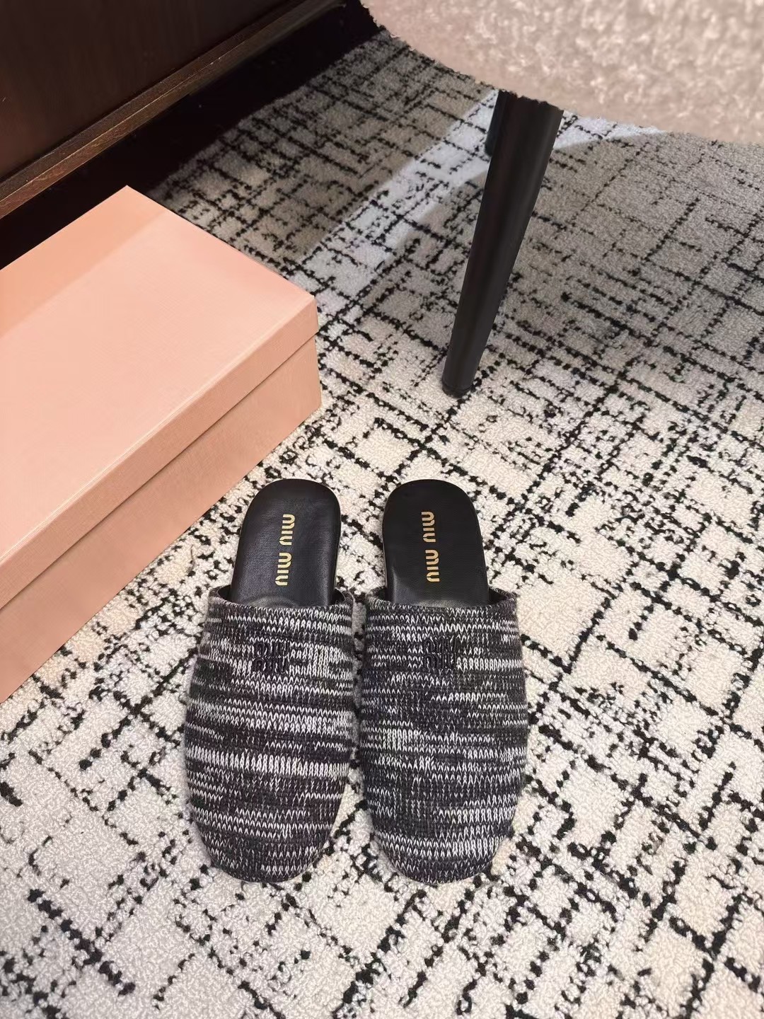 NO:238632,Purchasing grade Miu Miu 25ss new summer Muller lazy wool semi-slipper knitted wool design is super good!  The holiday style is full. The first time I see this shoe, I feel soft and simple, simple and retro-like, and it looks good at random. It is mainly simple and simple embellished with simple logos, even if it looks simple and high-end. Fabric: knitted wool Floor: sheepskin Outsole: rubber sole Size#35-41 (40 41 custom made without return or exchange), semi-torque, miumiu, slippers, sheepskin19860909代购级 Miu Miu 缪缪25ss新品夏季穆勒拖懒人包头毛线半拖鞋 针织毛线的设计 超级好看！度假风满满 第一眼看到这个鞋子就有种软绵绵的感觉,简单而带点复古气息随意搭配都好看 以极简风格为主,简单的logo点缀,即便看起来简单且高级 面料:针织毛线 垫脚:羊皮 大底:橡胶底 Size#35-41（40 41定做不退换）,半拖,miumiu,slippers,sheepskin,Women's Shoes