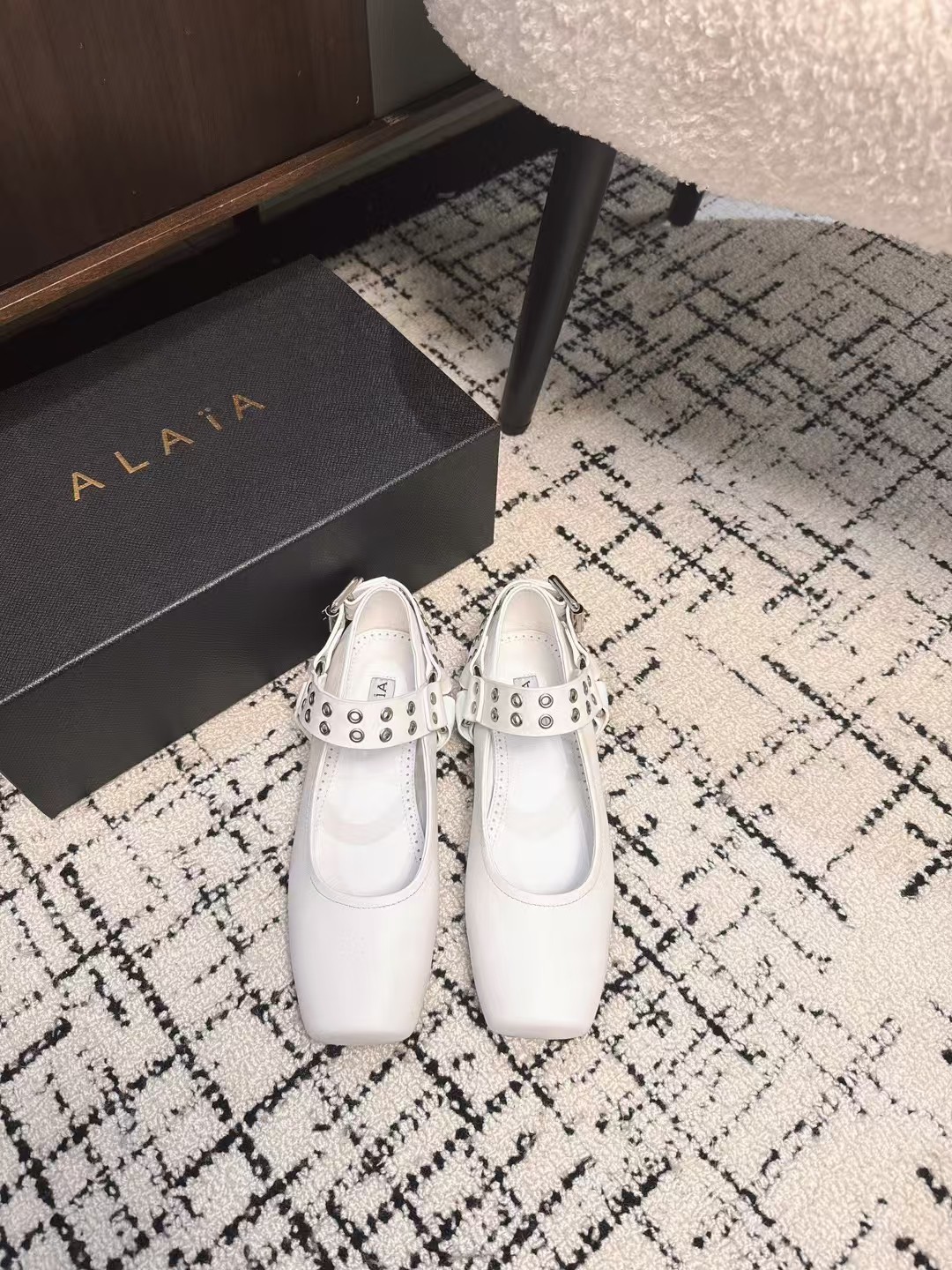 NO:238629,AlAIA｜Alaia classic retro Mary Jane shoes ballet shoes full of girlish style, modern and retro flavor, very simple and atmospheric. Whether it is a skirt, dress or jeans, it can be the finishing touch!   Go material The fabric is made of original custom calfskin, imported mixed-bred sheepskin, original mold opening custom anti-slip sole, size 35-39 (40 customization), ballet shoes Mary Jane, alaia, mary jane, skirts, jeans, cowhide, sheepskin19860909AlAIA｜阿莱亚经典复古 玛丽珍鞋芭蕾舞鞋 满满的少女风 既摩登又复古的味道 非常的简约大气 不管是半身裙 连衣裙还是牛仔裤 它都能成为点睛之笔！  Go 材质 面料采用原版定制小牛皮 内里进口混种羊皮 原版开模定制防滑大底 码数35-39（40定制）,芭蕾舞鞋玛丽珍,alaia,mary jane,skirts,jeans,cowhide,sheepskin,Women's Shoes