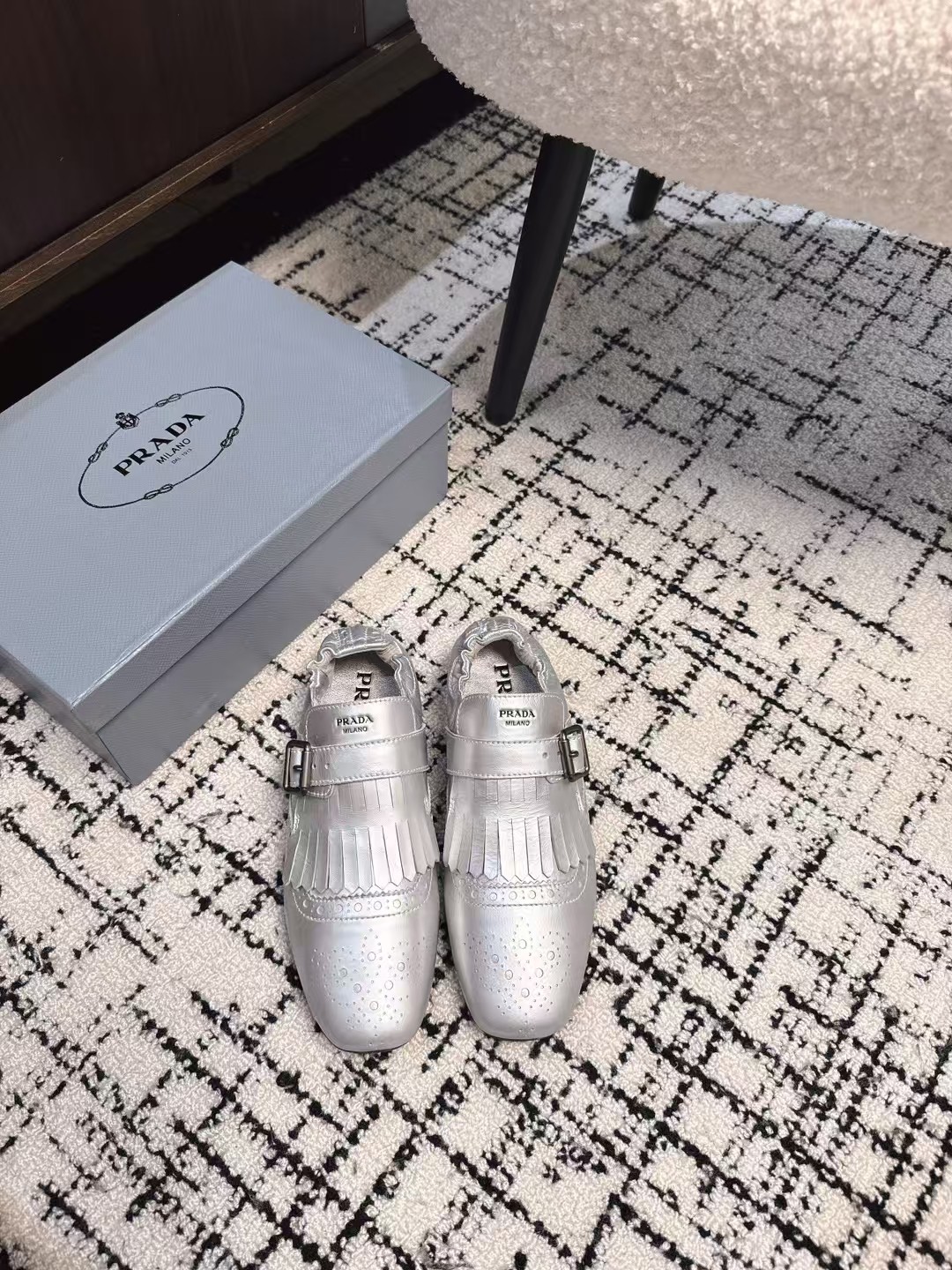 NO:694595,Purchasing agent-grade half slippers Prada 25ss Prada catwalk style retro tassel half slippers are a hit!  Catwalk style, full of retro and fashionable, casual and versatile, fashionable and casual, unique taste, everyone loves it and can control it easily. It explodes every year. It is enough to conquer you, wear it, casual and fashionable. It is simple and handsome on the feet. The material is imported waxed calfskin, sheepskin lining, rubber tendon thick sole. Size#35-41 (41 customized non-returnable), half slippers, prada, prada, slippers, cowhide, sheepskin19860909代购级半拖 单鞋 Prada 25ss 普拉达走秀款复古流苏半拖鞋单鞋爆款！ 走秀款 复古感时髦满满 随意百搭 时尚休闲 独到味道 人人都爱也轻松驾驭 每年都会爆.足以征服你,穿上它,休闲时髦 两不失误 上脚简单帅气 面料进口蜡感小牛皮 内里内里羊皮 橡胶牛筋厚底 Size#35-41（41定制不退换),半拖单鞋,prada,prada,slippers,cowhide,sheepskin,Women's Shoes