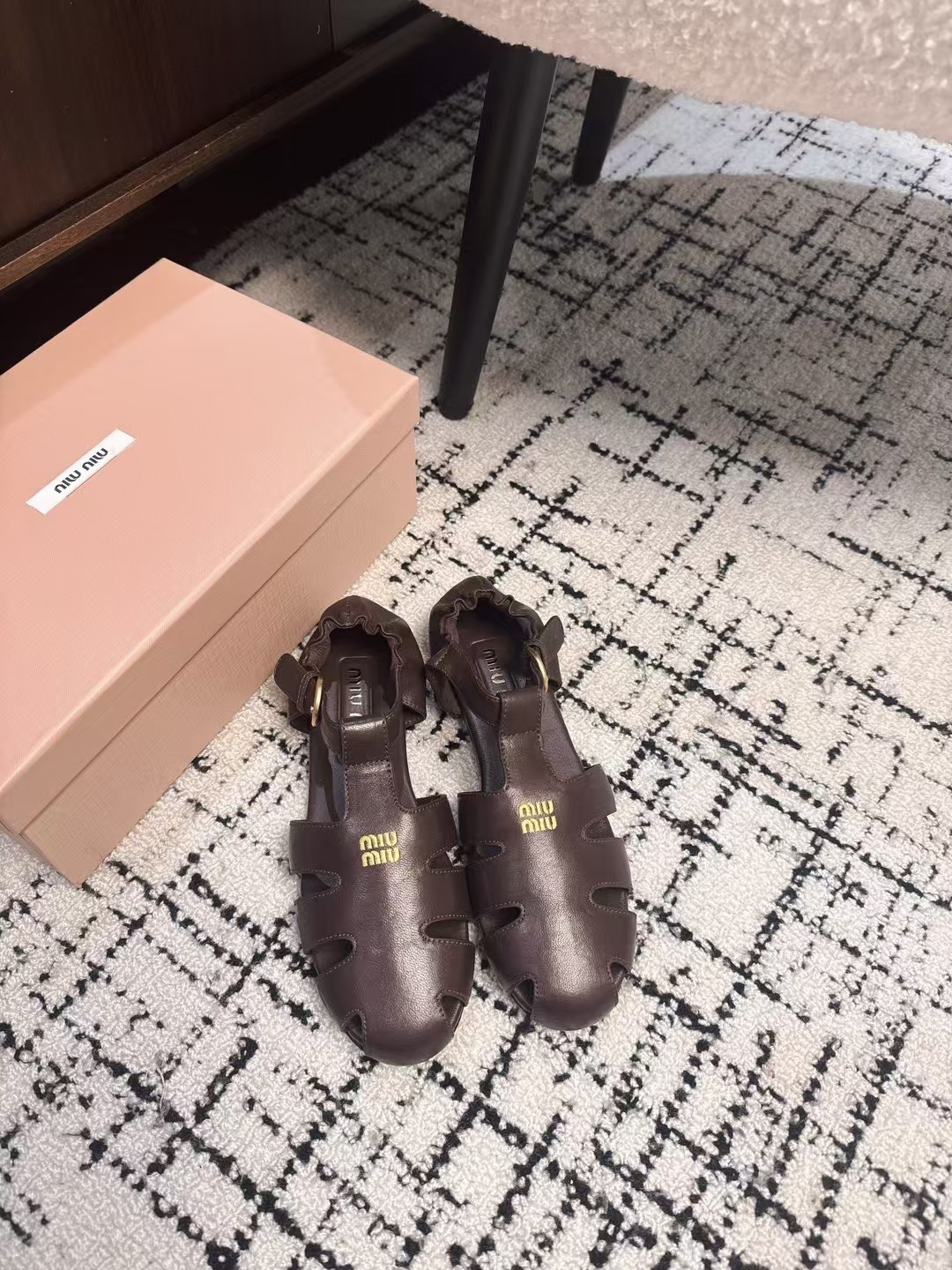 NO:238635,Purchase grade Miu Miu 25ss Spring and Summer Show Roman Sandals Latest Women's summer slippers, full-tien cowhide material, soft and skin-friendly, soft and comfortable, gorgeous craftsmanship creates exquisite three-dimensional texture texture, reinterpreting the classic aesthetics of sandals The iconic metal engraving logo decorates the upper, adding a bright style, the leather sole and cover heel design make people feel comfortable to walk, imported cowhide upper, inner foot pad, full sheepskin outsole, outsole rubber outsole Size#35-41 (40 41 custom made, non-return), sandals, miumiu, sandals, slippers, cowhide, sheepskin19860909代购级 Miu Miu 25ss 春夏季走秀款 罗马凉鞋 最新款 女士夏季拖鞋 ,全胎牛皮材质 ,上脚软软绵绵的 , 亲肤柔软舒适 ,华美工艺营造精致的立体纹理质感,重释凉鞋的经典美学 标志性的金属刻字徽标装点鞋面,平添鲜明格调,皮革鞋底与包覆式鞋跟设计令人舒心起行 鞋面进口胎牛皮 内里垫脚全羊皮 大底橡胶大底 Size#35-41（40 41订做不退换）,凉鞋,miumiu,sandals,slippers,cowhide,sheepskin,Women's Shoes